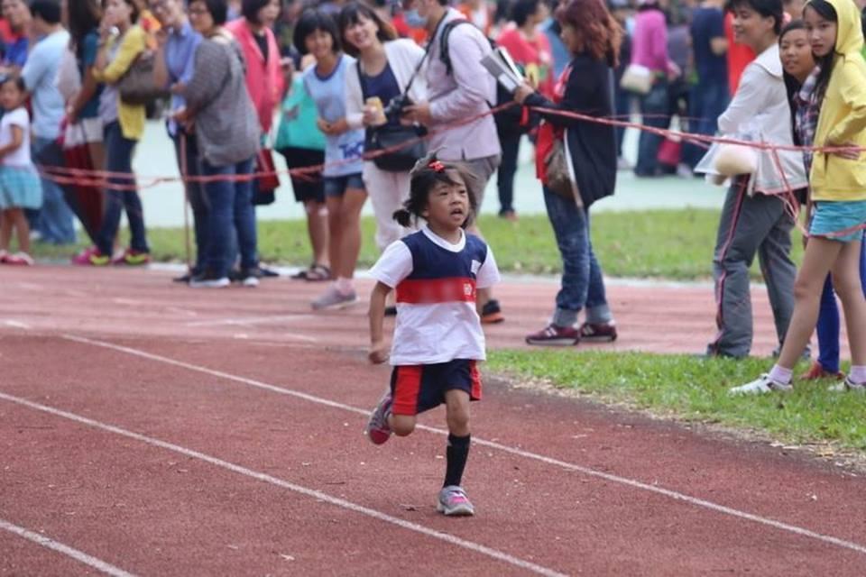 綺綺生前在學校運動會奔跑的照片。