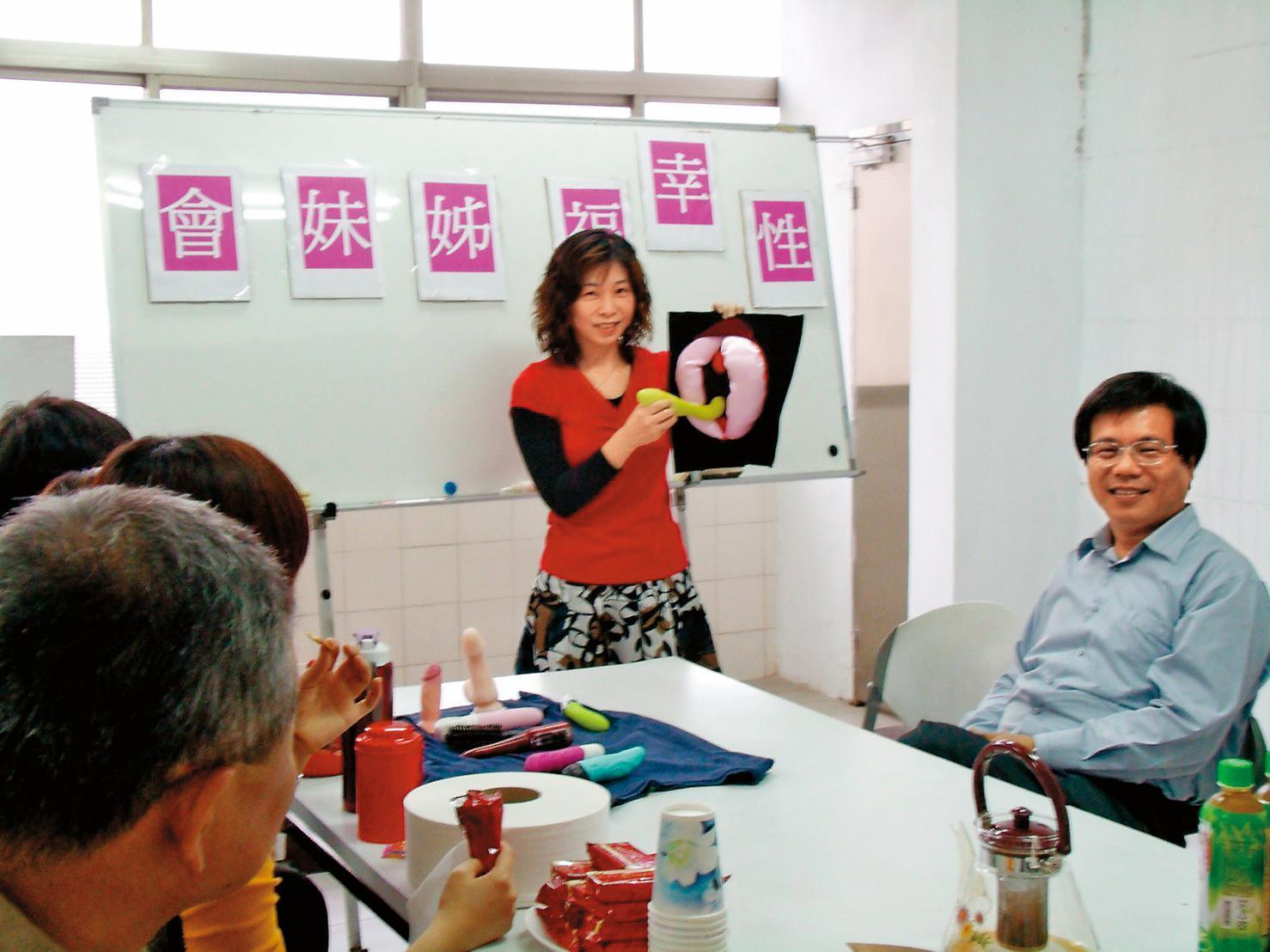 2010至2013年童嵩珍(中)在廣川醫院開性福門診,漸漸打出名號。(童嵩珍提供)