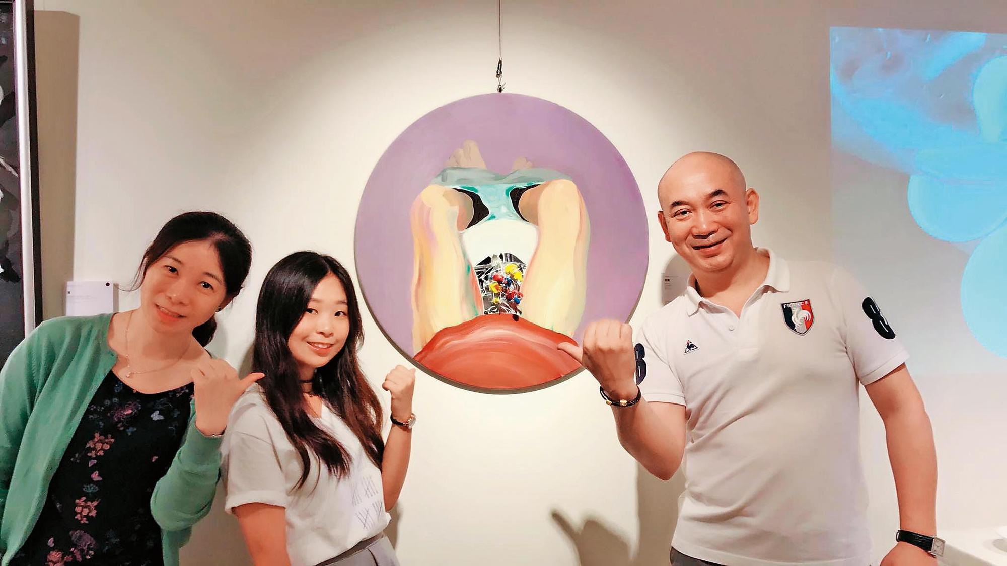 童嵩珍(左)的女兒(中)是北藝大美術系學生。右為童嵩珍伴侶林裕益(右)。林裕益本來是資訊業,受童嵩珍影響,也從人類性學研究所畢業,2人也是事業夥伴。(童嵩珍提供)