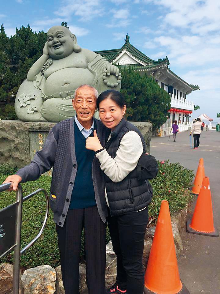 童嵩珍的父親從一開始嫌她丟人,近2年已認同她的工作,也以她為傲。(童嵩珍提供)