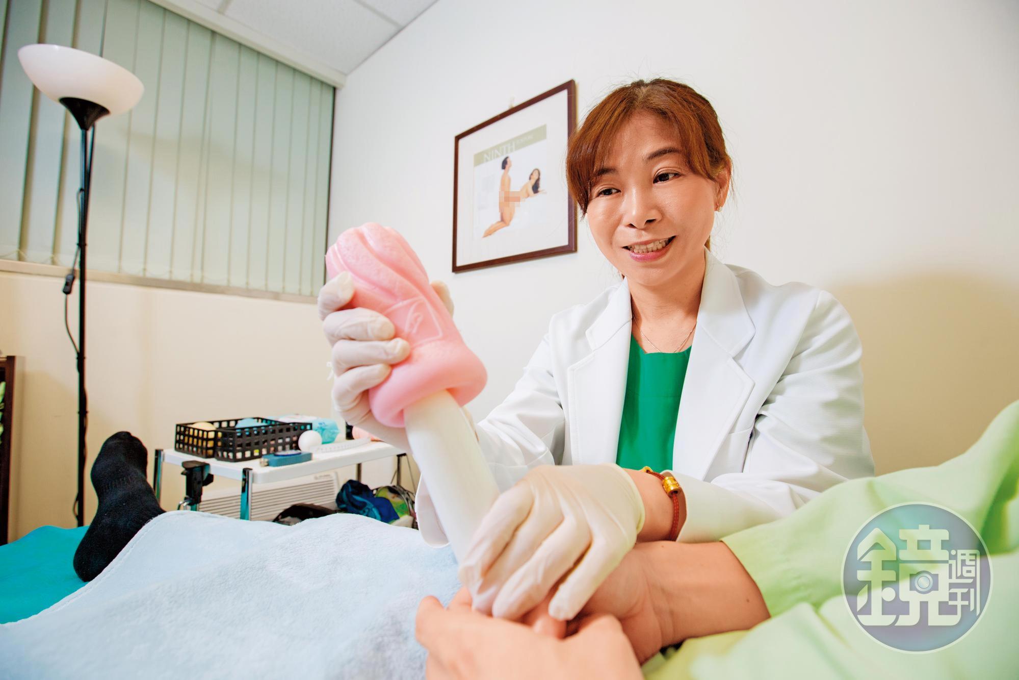 童嵩珍是華人世界第一個性治療師,教人打手槍或用飛機杯訓練持久度是她最普通的工作內容。