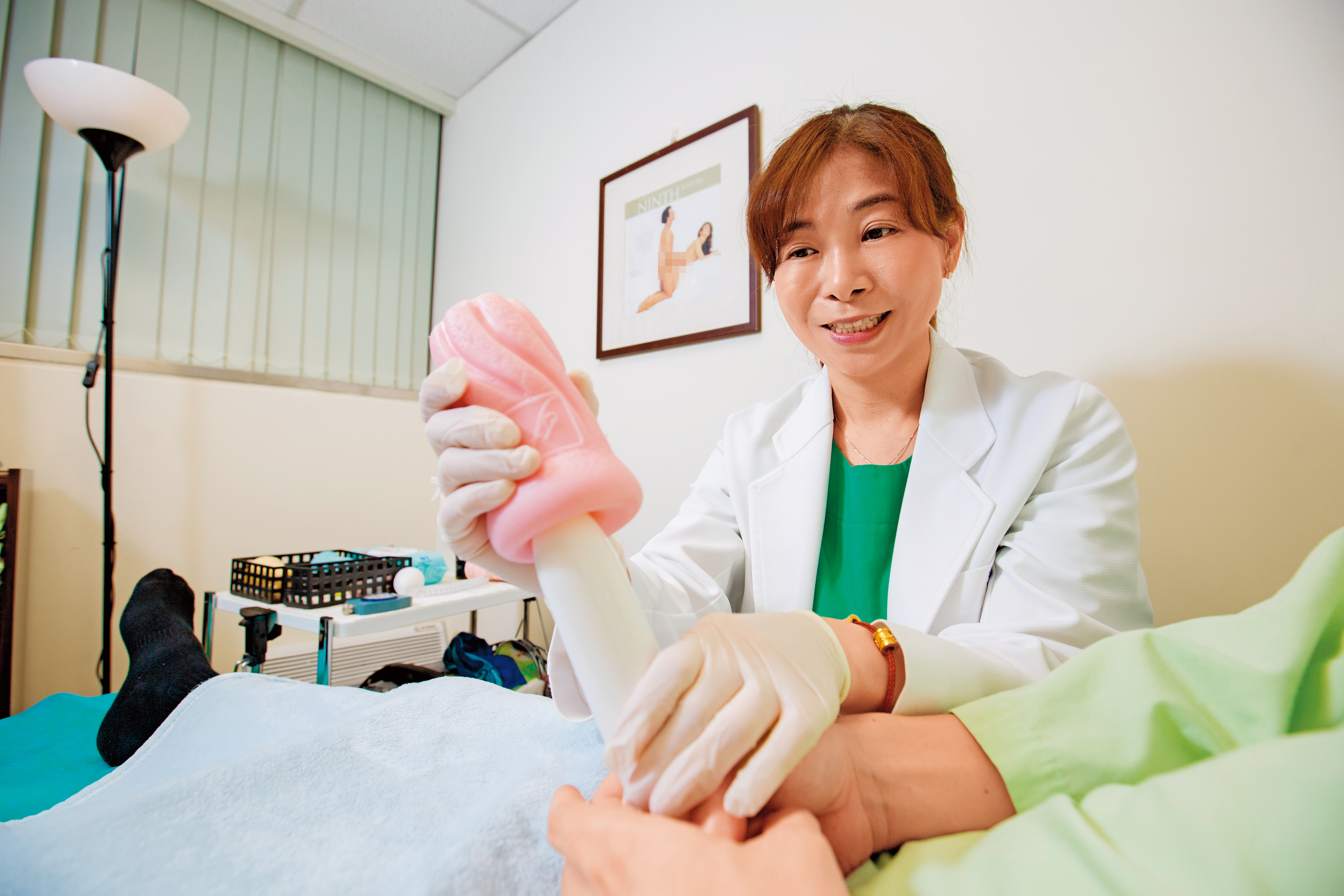 童嵩珍是華人世界第一個性治療師，教人打手槍或用飛機杯訓練持久度是她最普通的工作內容。