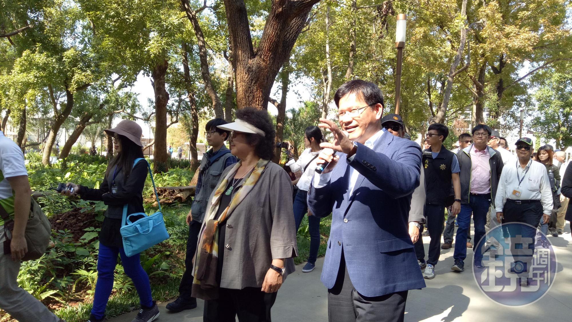 台中市長林佳龍（右）拿著麥克風為總統府祕書長陳菊導覽。