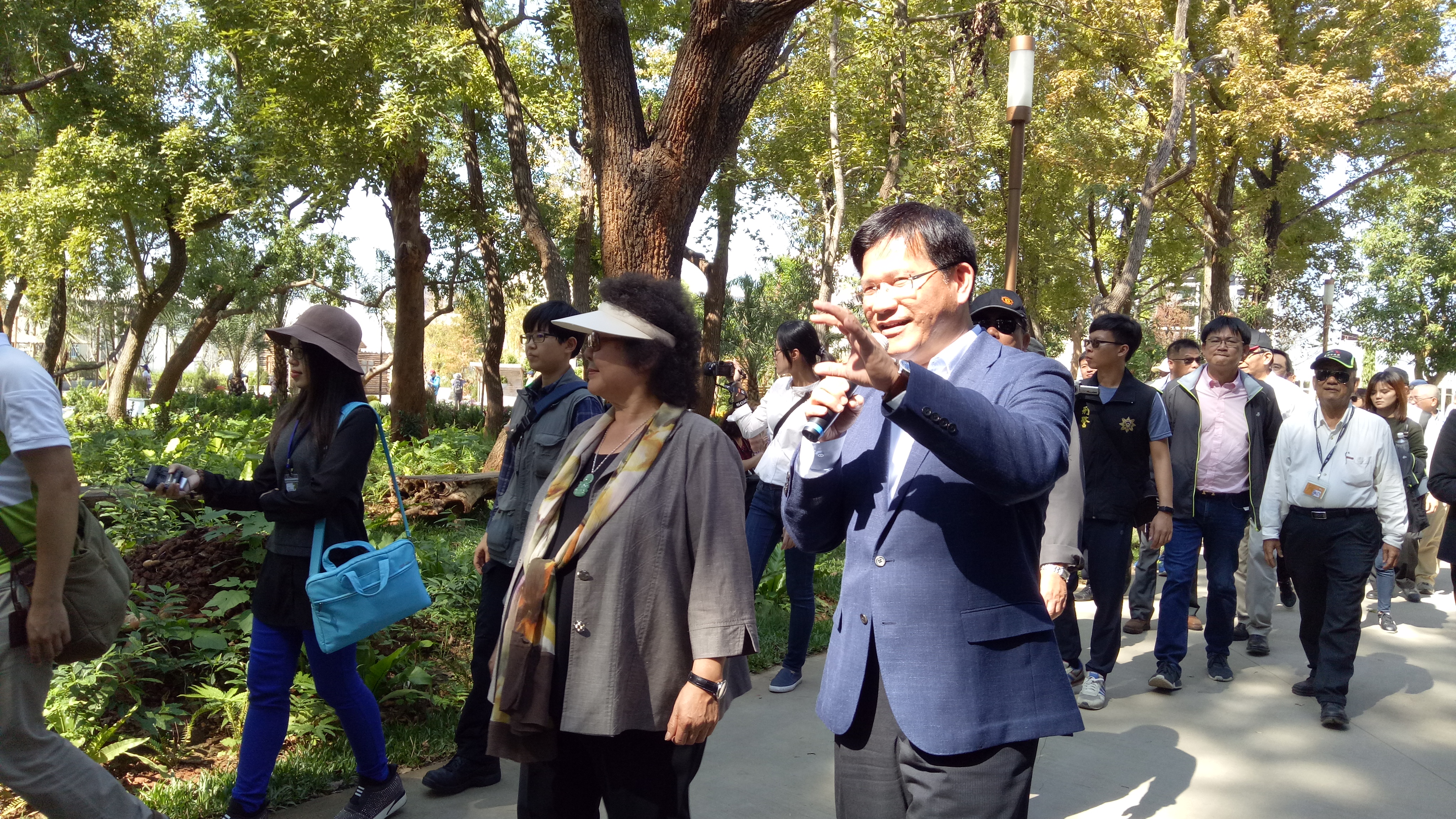 台中市長林佳龍（右）拿著麥克風為總統府祕書長陳菊導覽。