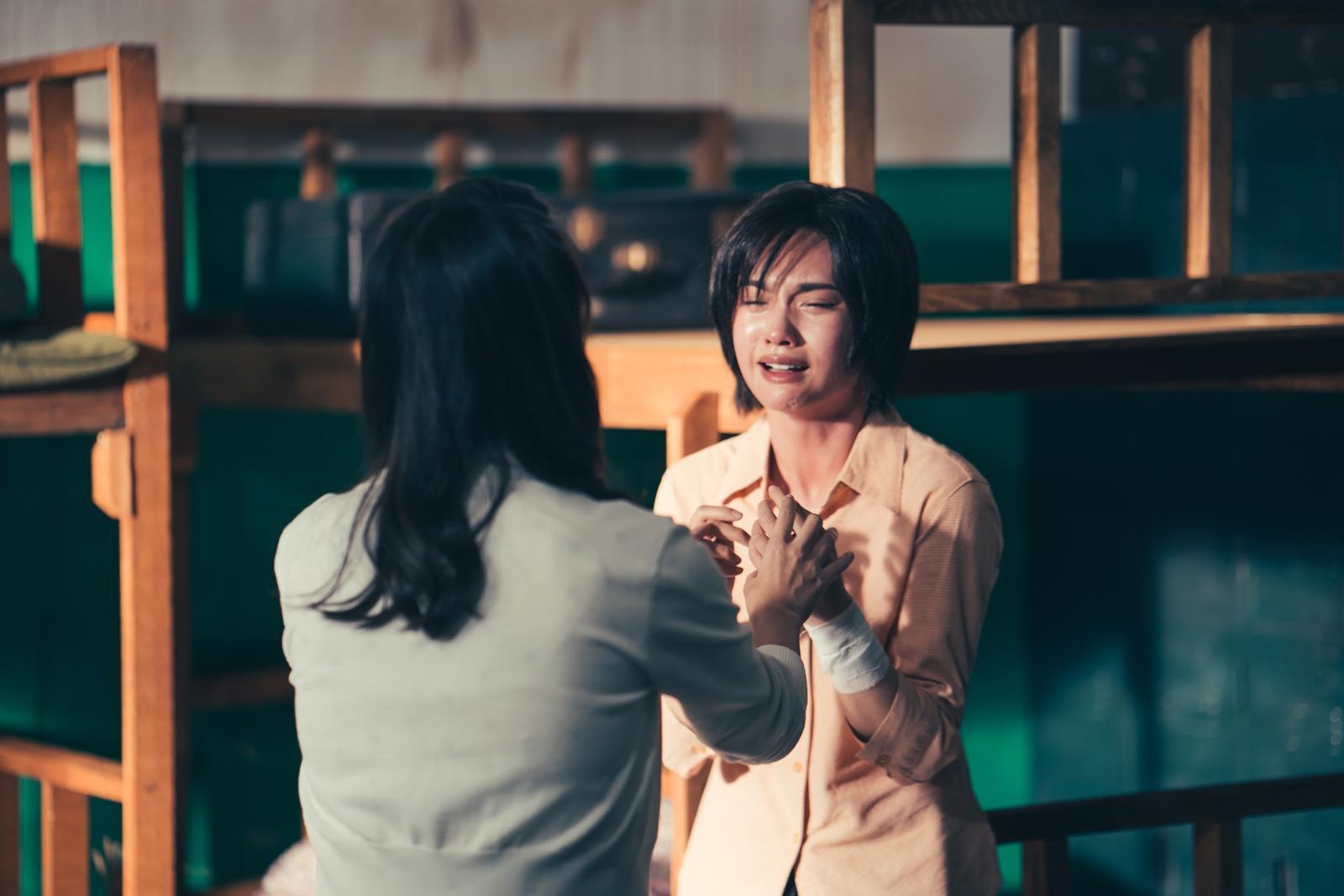 楊丞琳與黃姵嘉在《握三下,我愛你》中也有許多掙扎痛苦的內心戲。(中視提供)