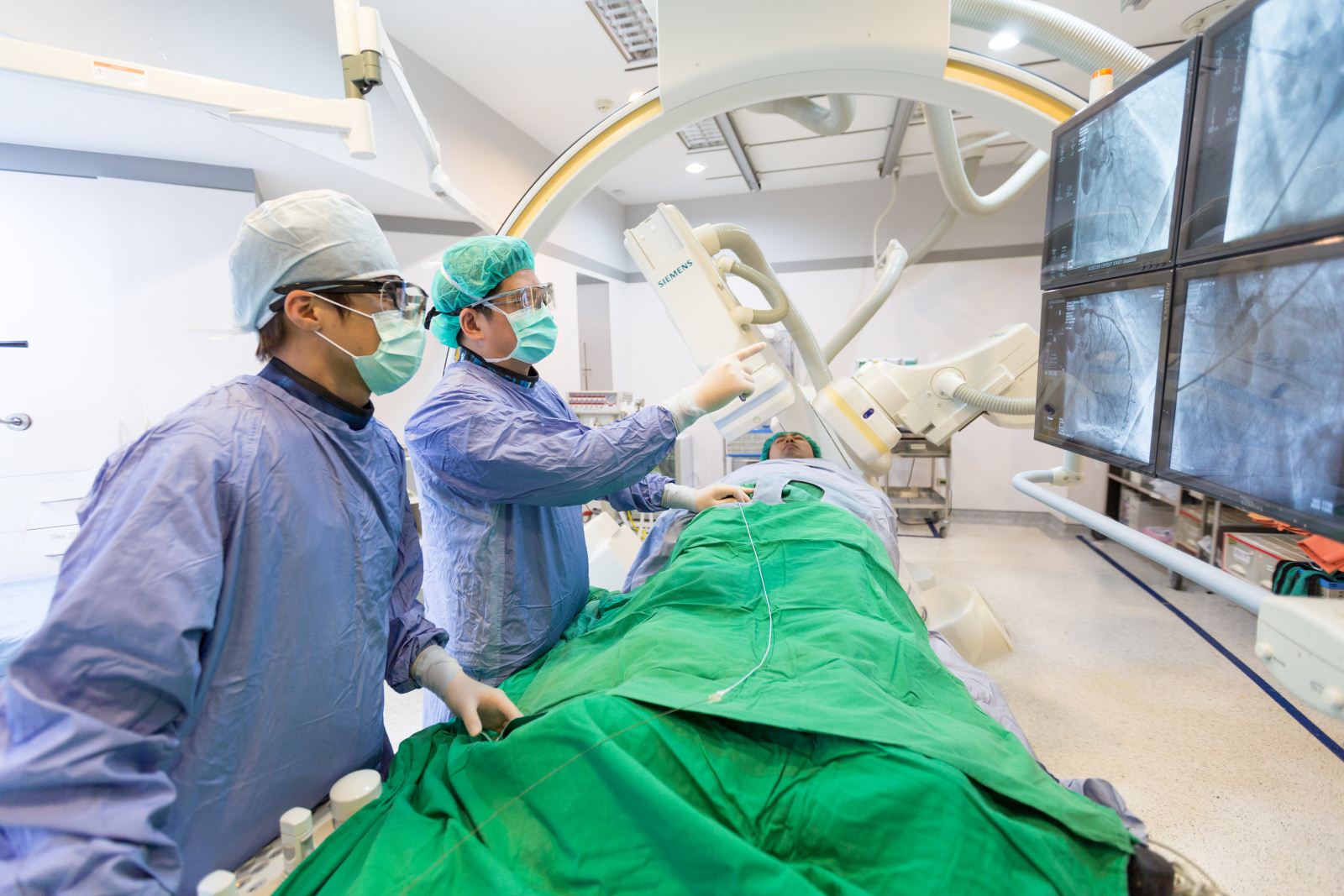 防止心肌梗塞的心臟支架、治療白內障的人工水晶體，依材料品質不同，常會產生健保不給付的材料自費金額。（翻攝北醫官網）