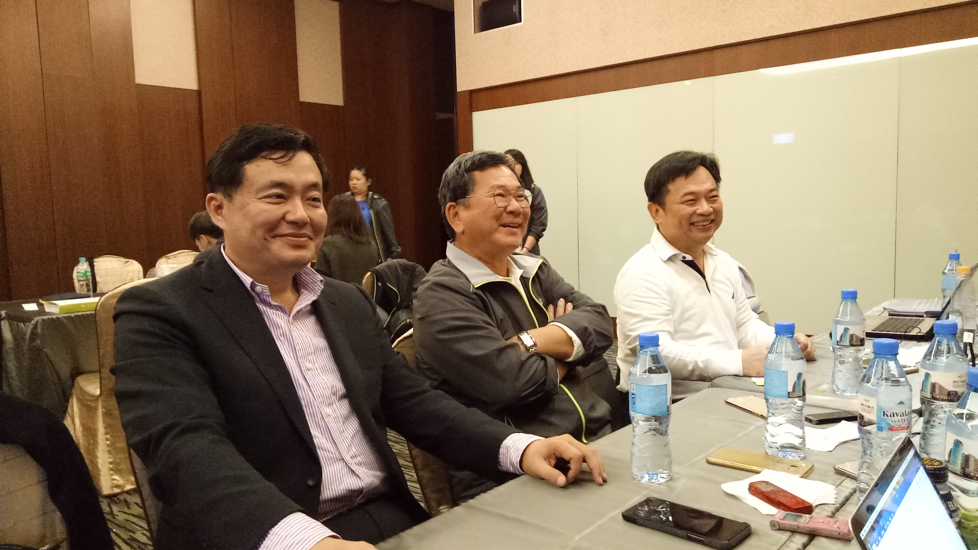 民進黨祕書長洪耀福（左）認為黃安挺韓國瑜並不令人訝異。