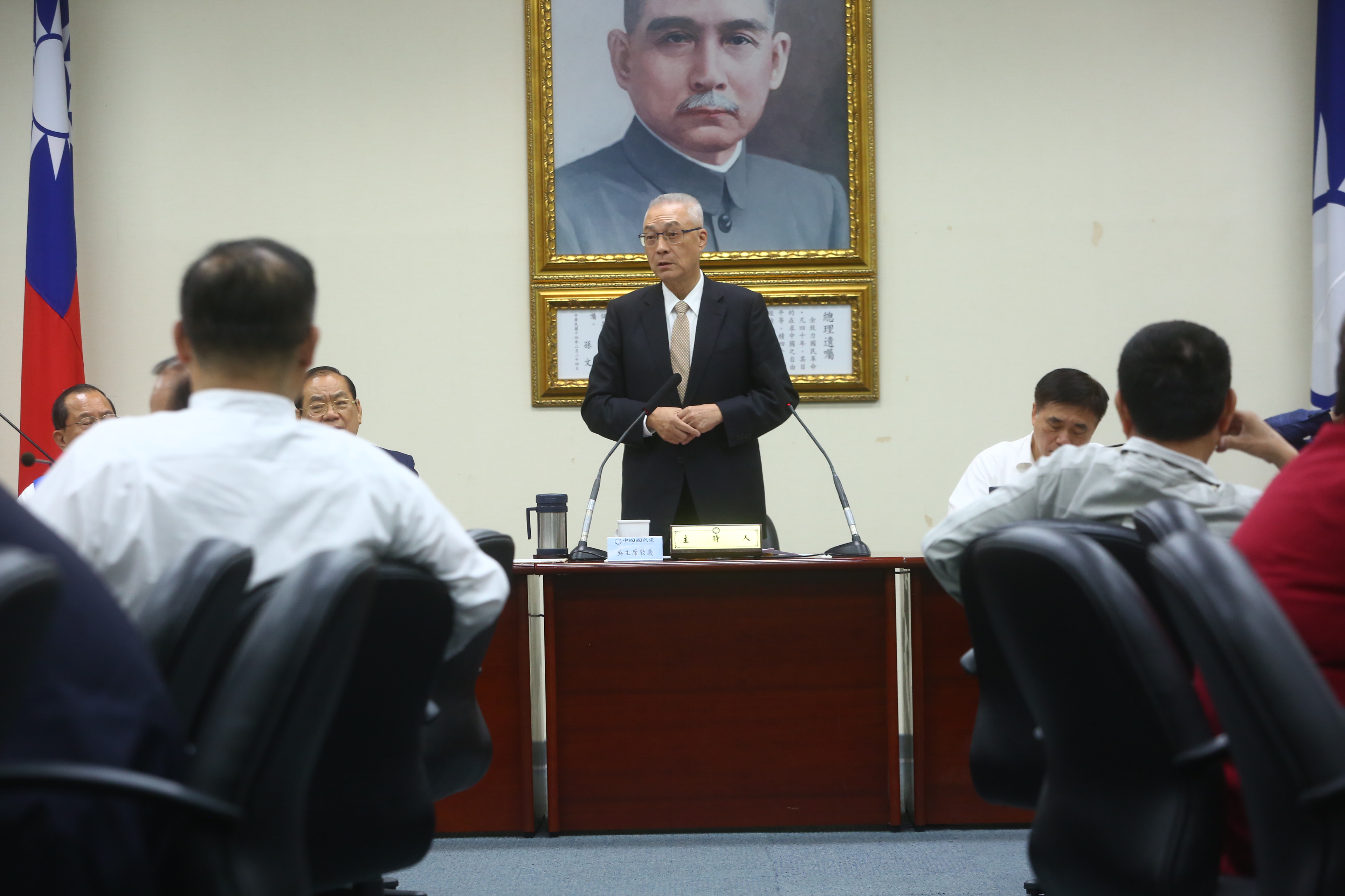 國民黨主席吳敦義在中常會上,批蔡英文總統任內經濟表現20年來最差。