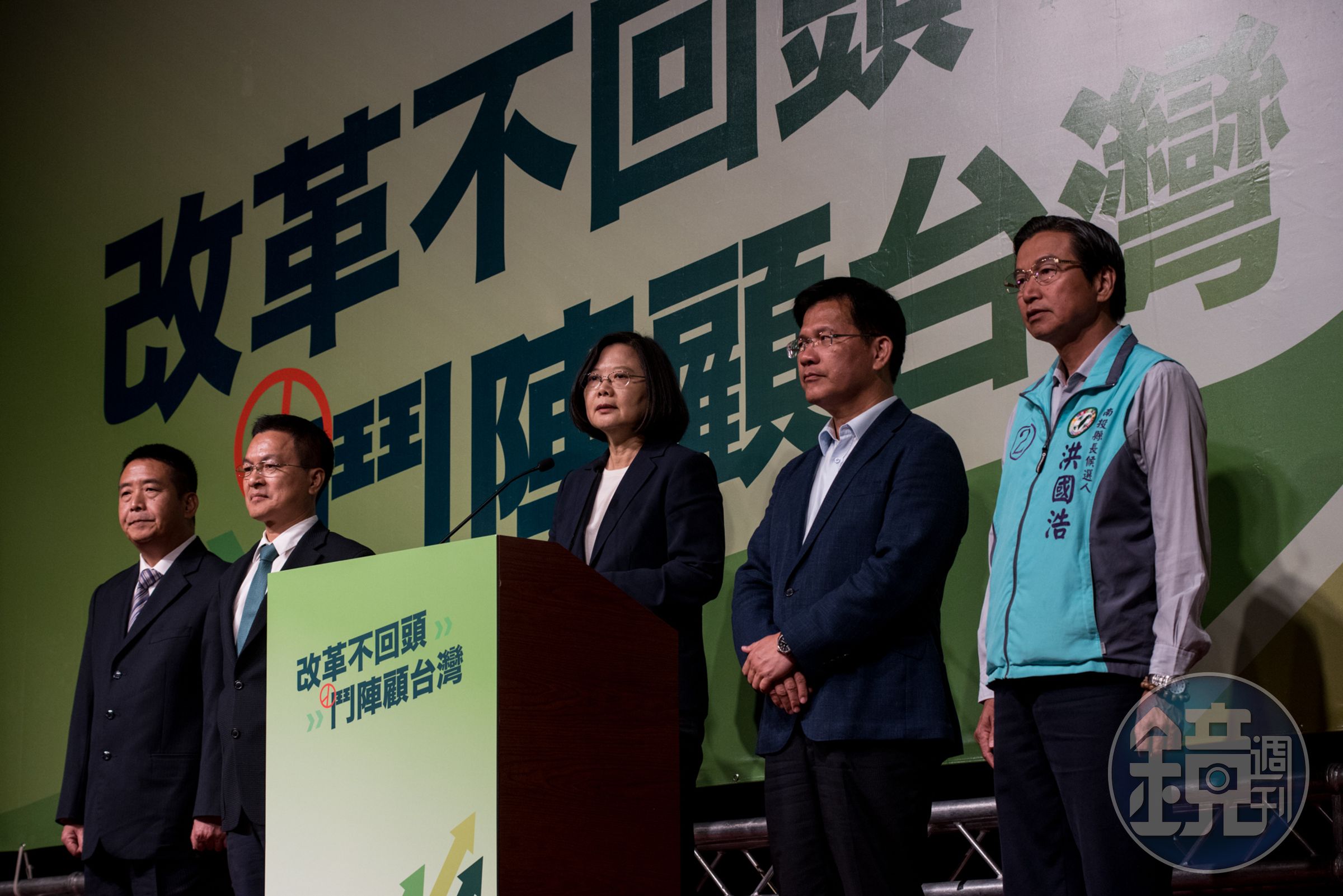 民進黨行動中執會今到台中召開，民進黨主席蔡英文（中）率領台中市長林佳龍（右2）、彰化縣長魏明谷（左2）、南投縣長候選人洪國浩（右1）、無黨籍苗栗縣長候選人徐定禎一同造勢。（民進黨提供）