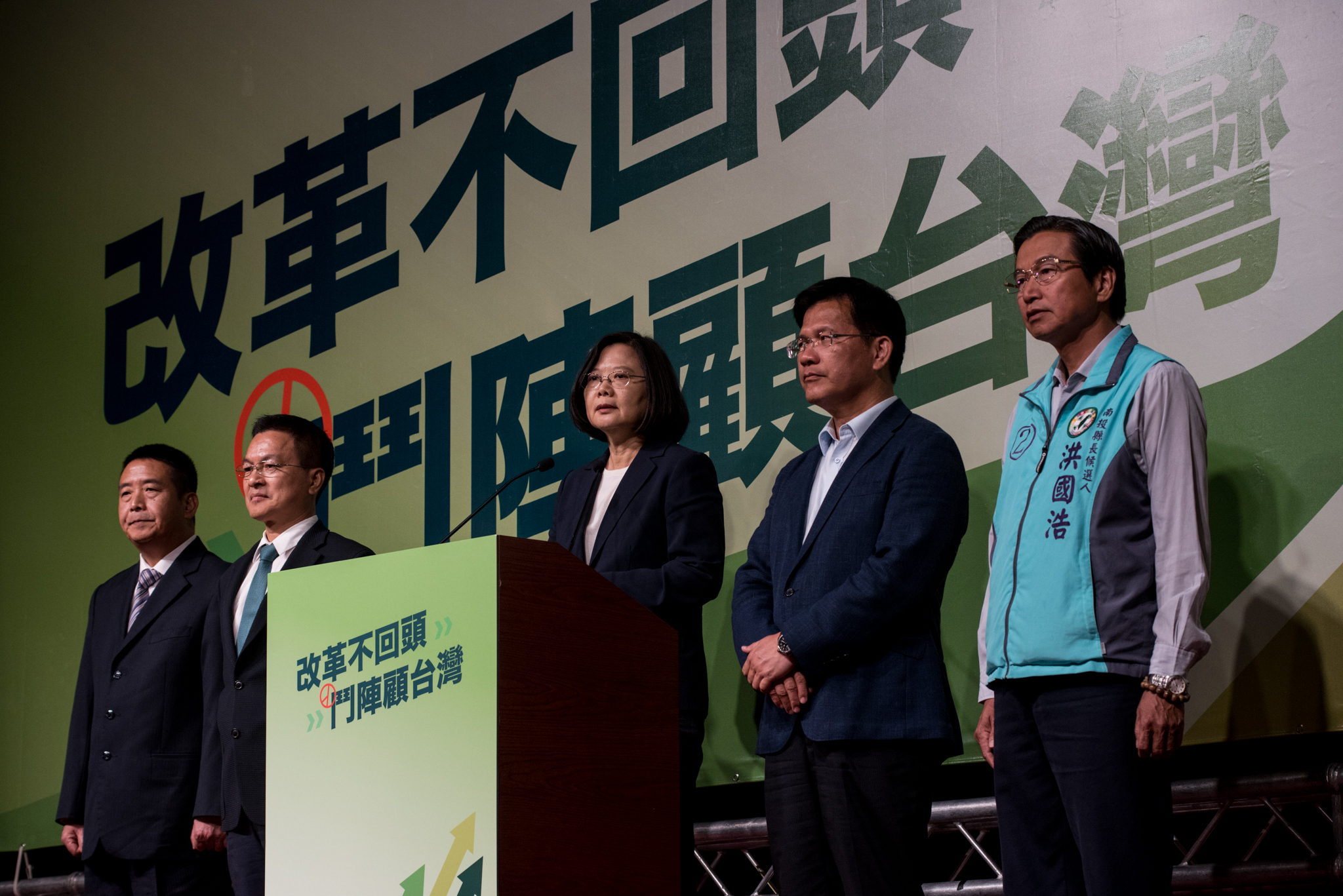 民進黨行動中執會今到台中召開，民進黨主席蔡英文（中）率領台中市長林佳龍（右2）、彰化縣長魏明谷（左2）、南投縣長候選人洪國浩（右1）、無黨籍苗栗縣長候選人徐定禎一同造勢。（民進黨提供）