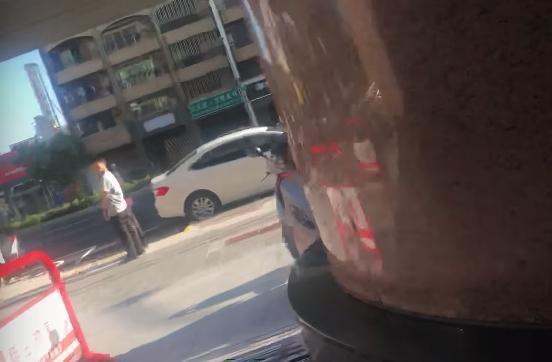 妙禪這回竟沒有搭乘價值2,000萬元的勞斯萊斯,改搭平民國產車。(翻攝自YouTube)