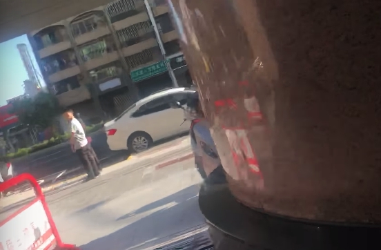 妙禪這回竟沒有搭乘價值2,000萬元的勞斯萊斯，改搭平民國產車。（翻攝自YouTube）