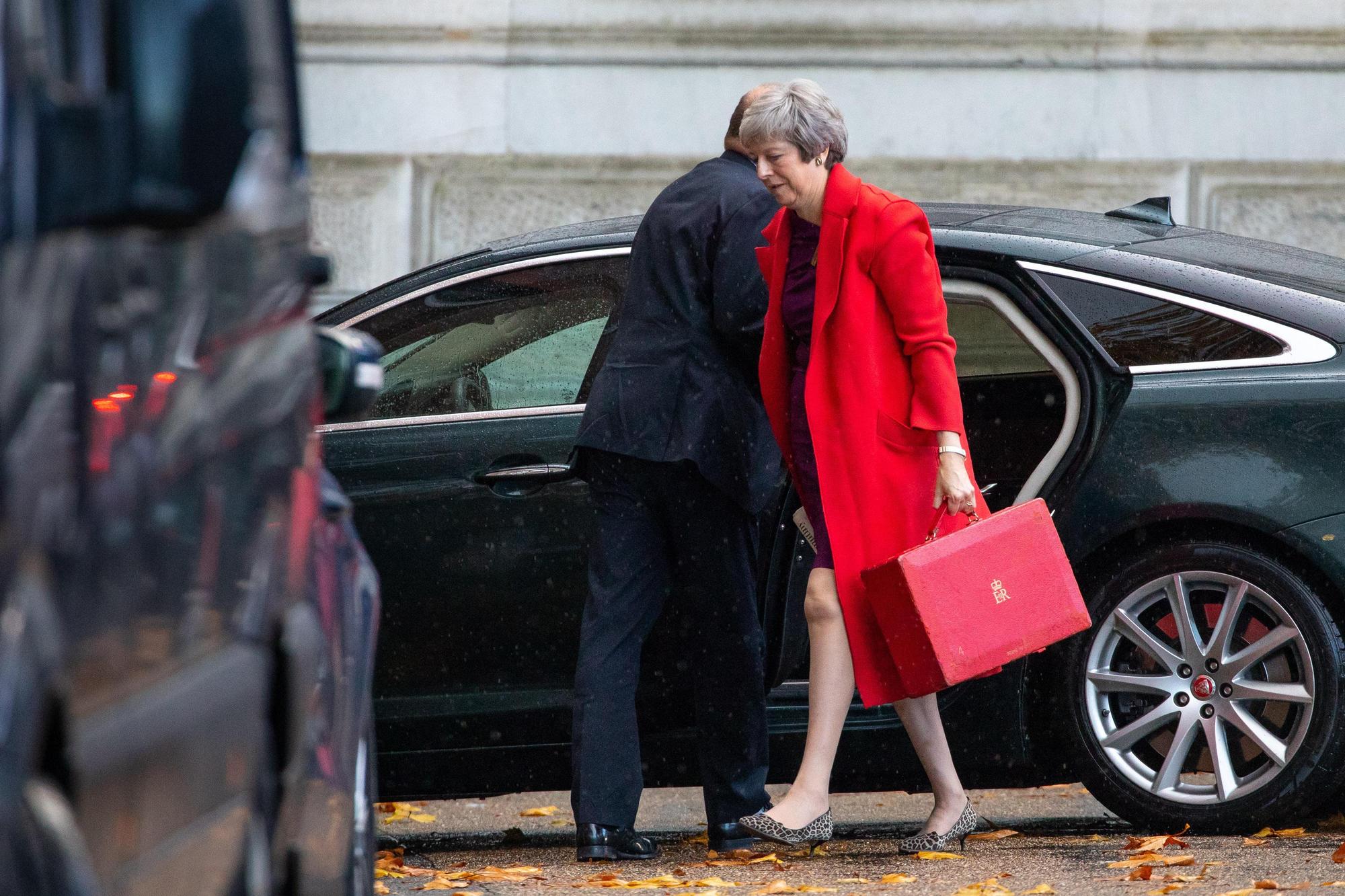 英國首相梅伊表示已與歐盟達成脫歐協議草案,目前正積極遊說閣員及企業支持。(東方IC)