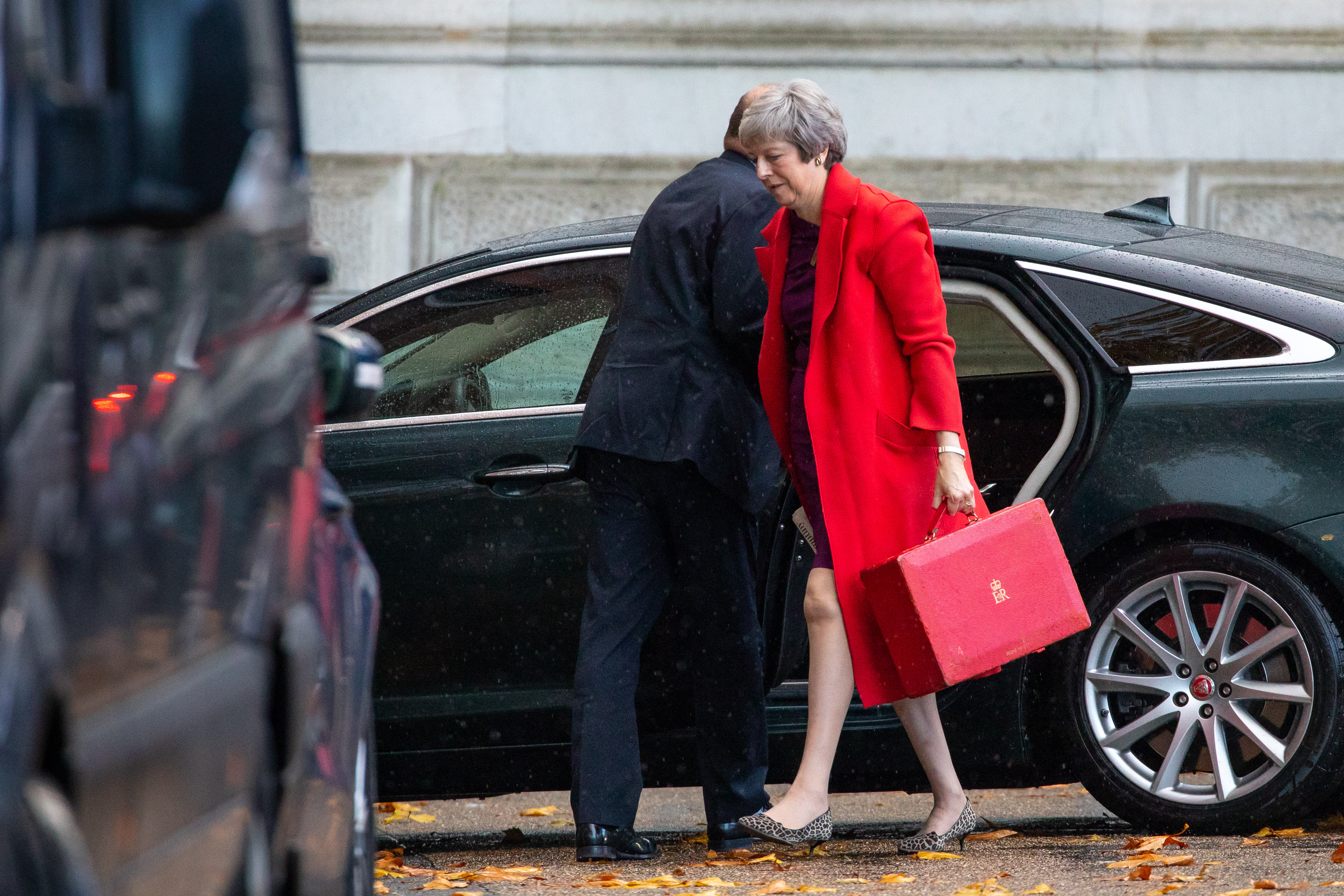 英國首相梅伊表示已與歐盟達成脫歐協議草案，目前正積極遊說閣員及企業支持。（東方IC）