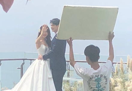 郭品超和疑似網紅黃一琳的女子在峇里島拍婚紗。（翻攝娛樂急先鋒微博）