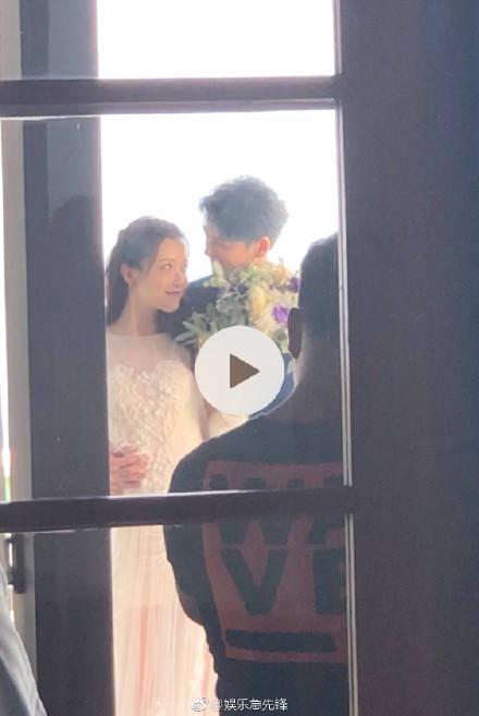 郭品超身穿黑色西裝,和一名女子相視而笑。(翻攝娛樂急先鋒微博)