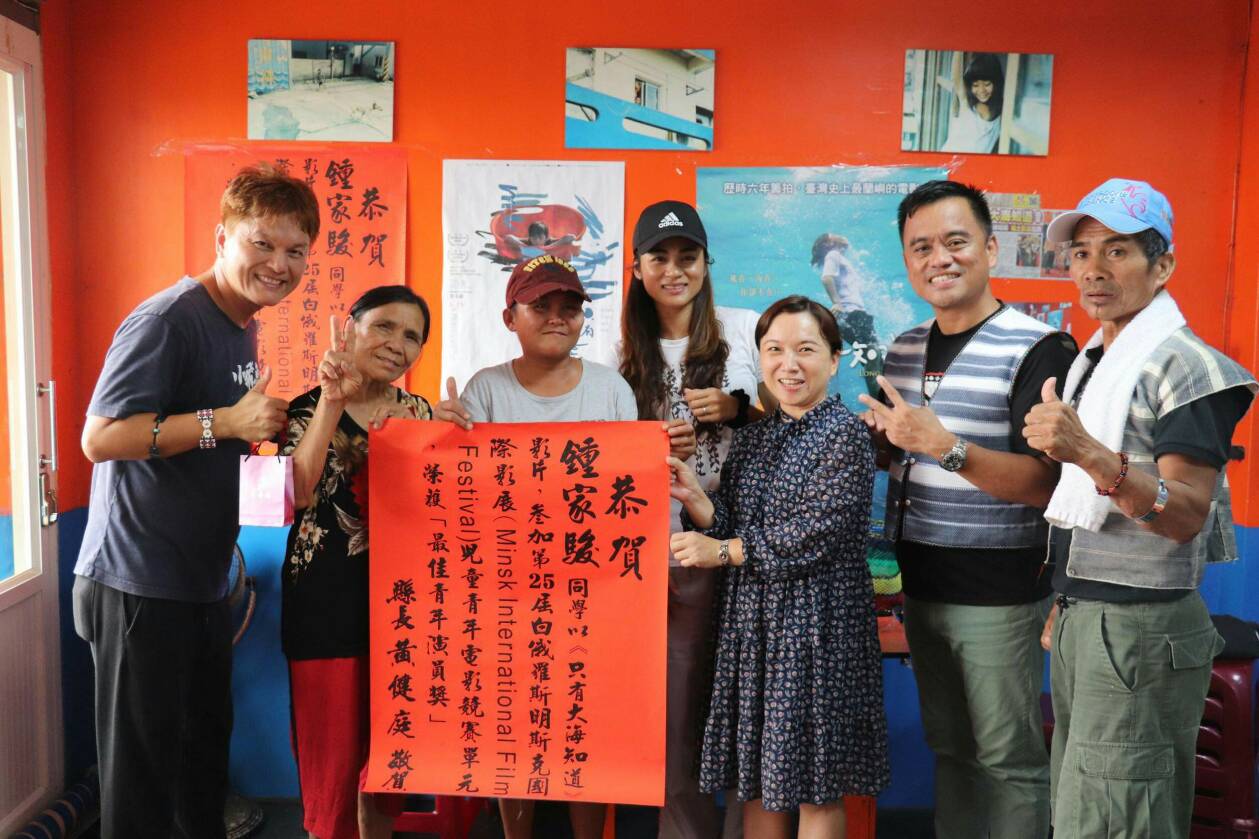 台東縣長紅榜送蘭嶼之光《只有大海知道》長老送銀飾助攻金馬。（海鵬提供）