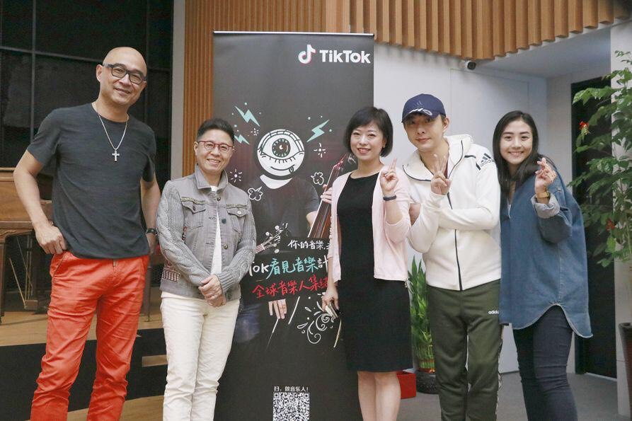 「抖音」日前來台宣傳音樂活動，請來賓陣容堅強，左起：王治平、丁曉雯、中國字節跳動科技負責人朱潔、星之田文化總監陳孝志、李柏萱。（陳孝志提供）