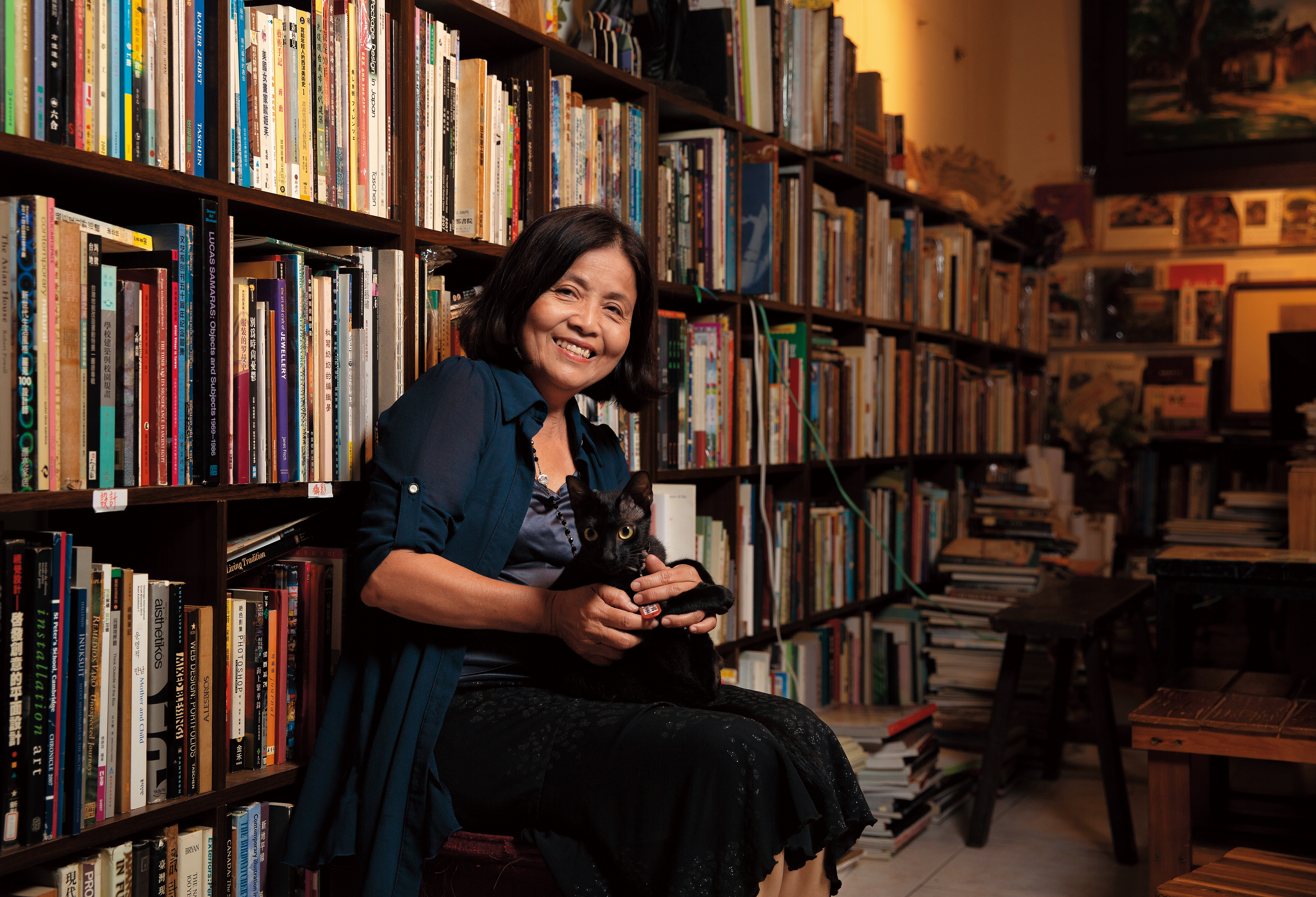 潘靜竹近30年從事文學藝術創作、經營舊書店,她說開店是因為自己想有個家,今年領養的看店黑貓,取名「家家」。