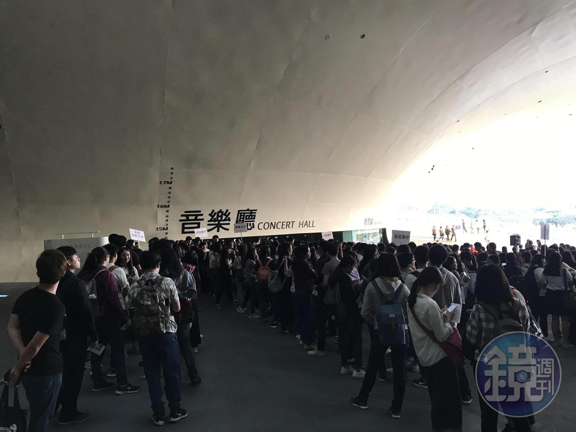 柏林愛樂第今晚於衛武營國家藝術文化中心舉行第3場演出，下午5點不到，場外已有排隊人潮。