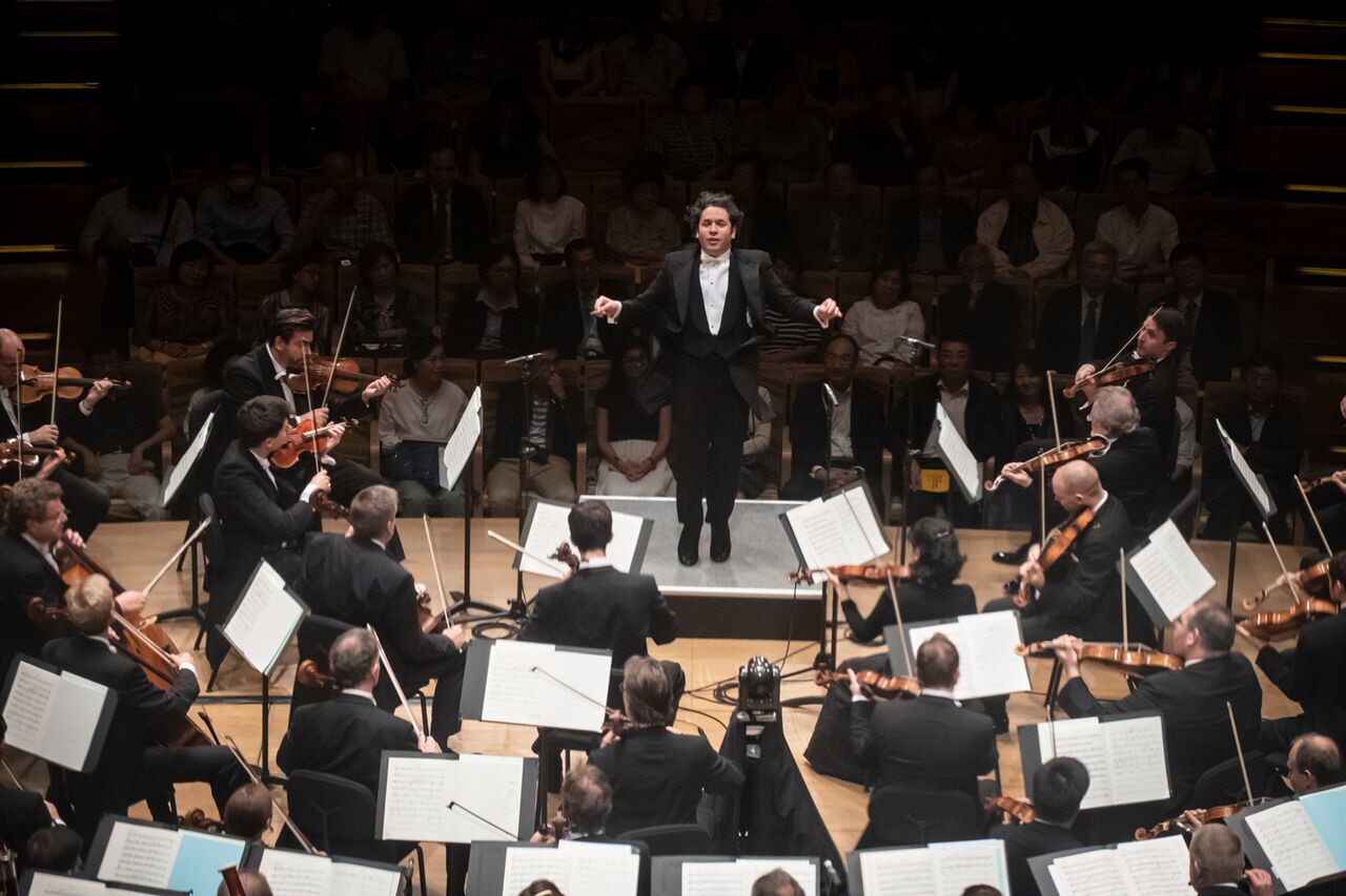 杜達美熱情噴發的肢體語言，配上跳躍招牌卷髮，沸騰場內外萬餘名觀眾情緒。（牛耳藝術提供）