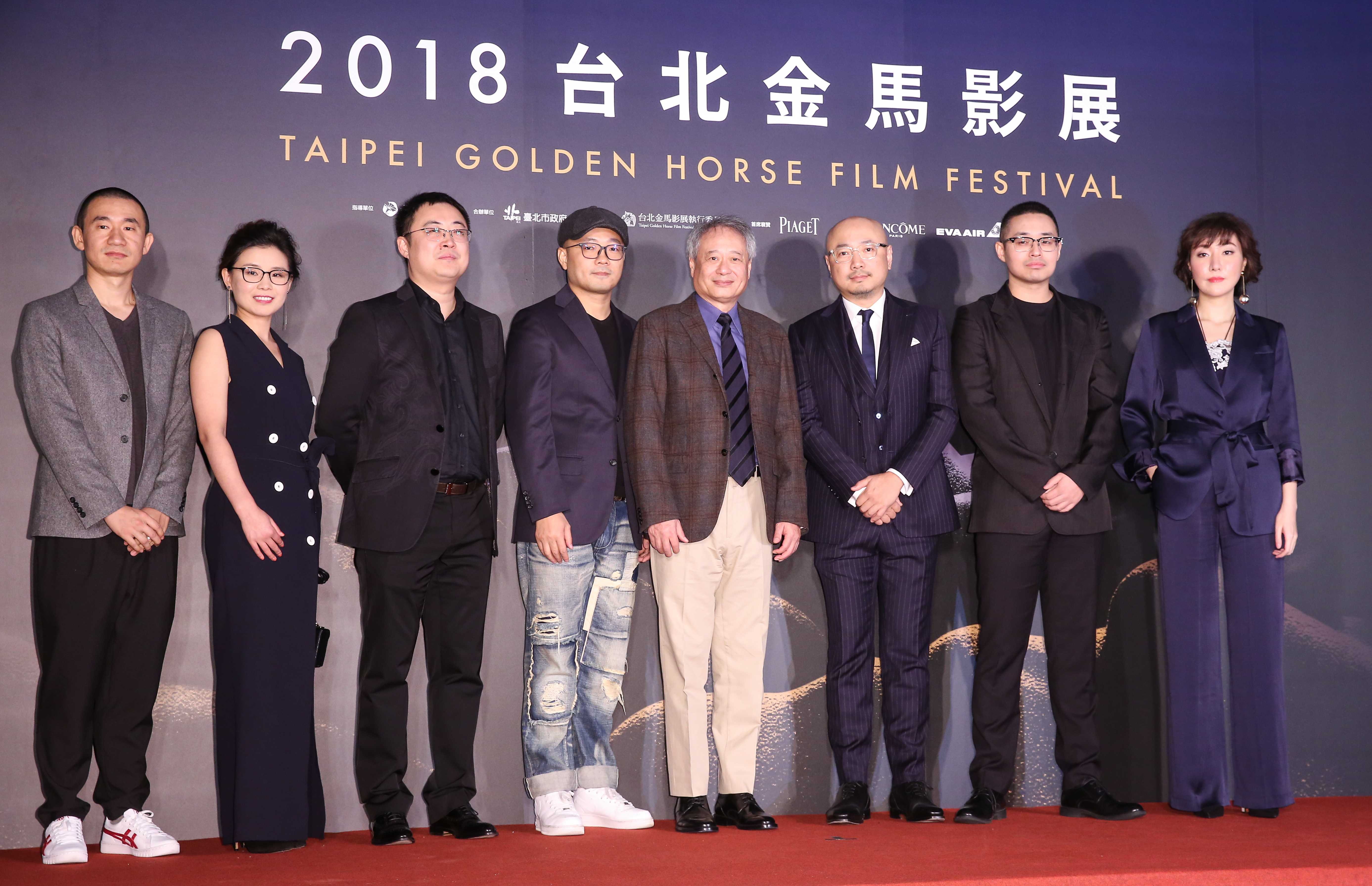 《我不是藥神》的入圍者李淼、朱琳、王易冰、鍾偉、徐崢、文牧野、韓家女等人與本屆金馬主席李安合影。