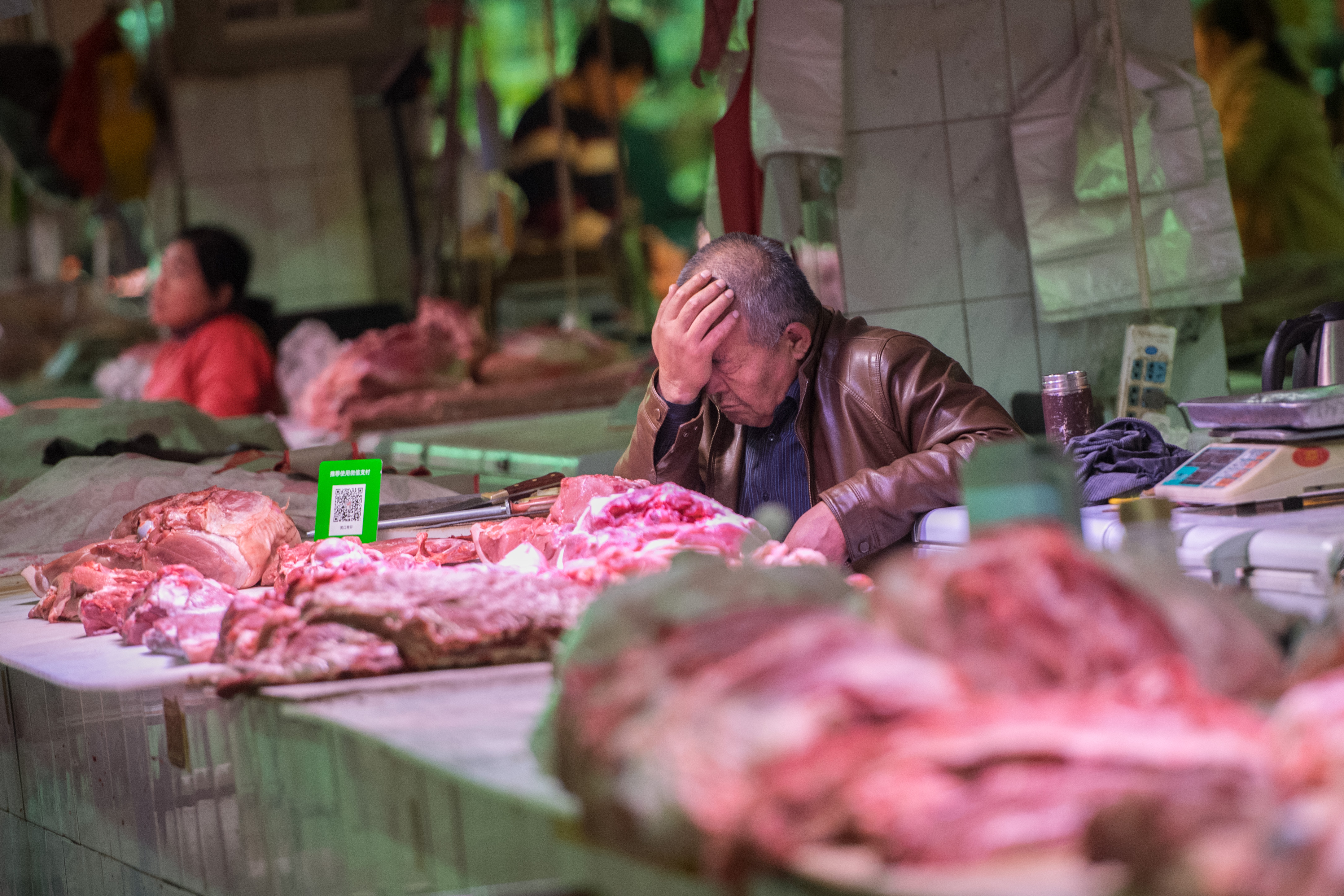 山西省太原市生鮮市場門可羅雀，攤販只能坐等客人上門。（東方IC）