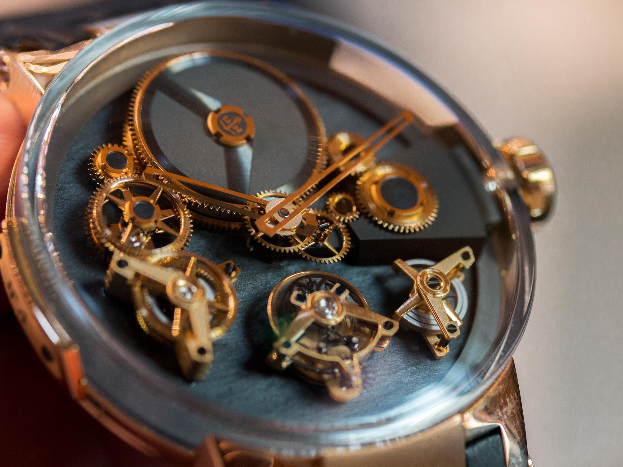 Executive Tourbillon “Free Wheel”把機芯的許多零件改移到面盤之上，形成漂浮的視覺效果。