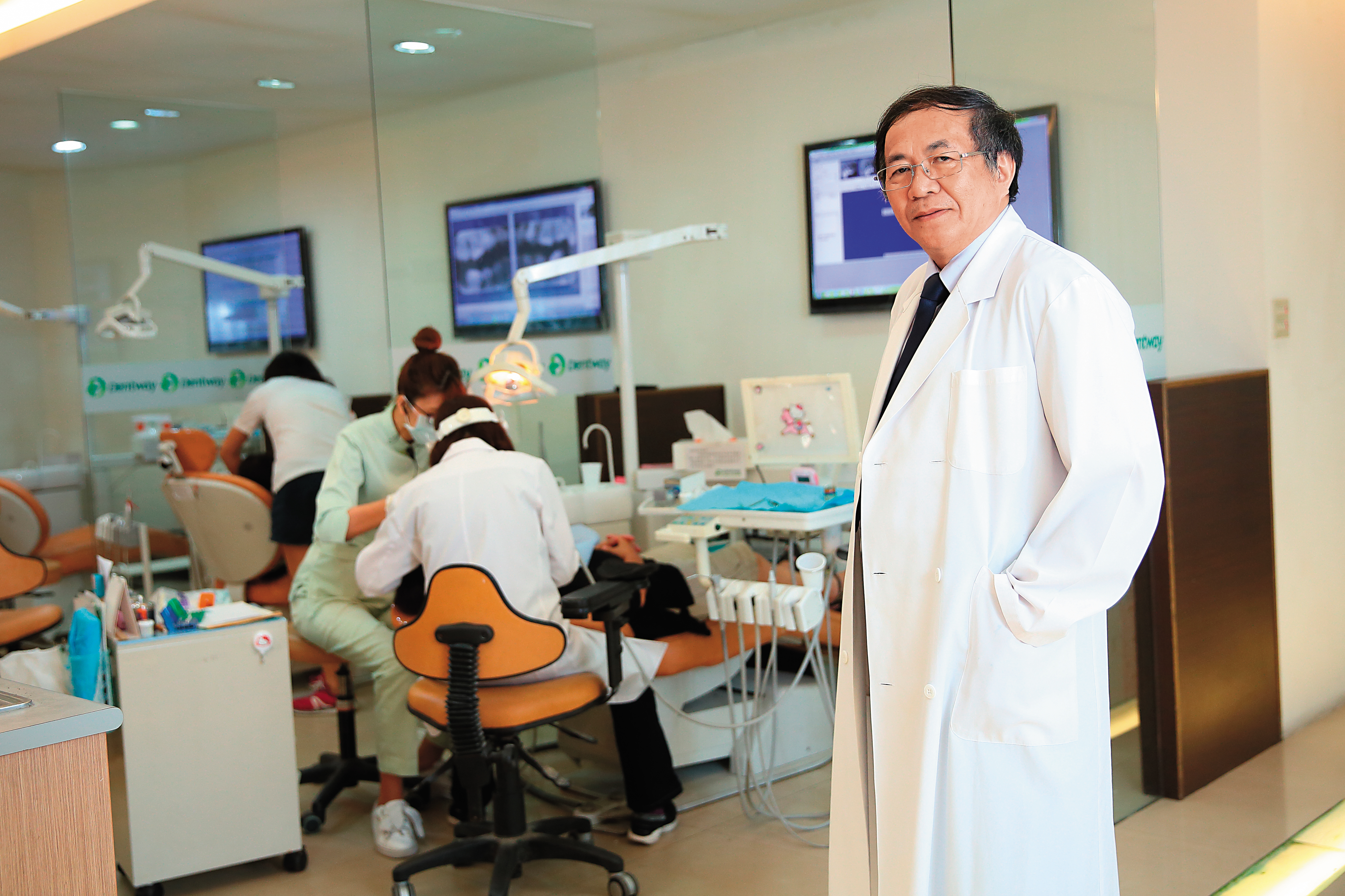 牙醫師陳義聰31年前從5張診療檯聯合診所起家，垂直整合齒模、牙材、醫療管理與教育中心，是國內最大私人牙醫集團，年營收逾10億元。
