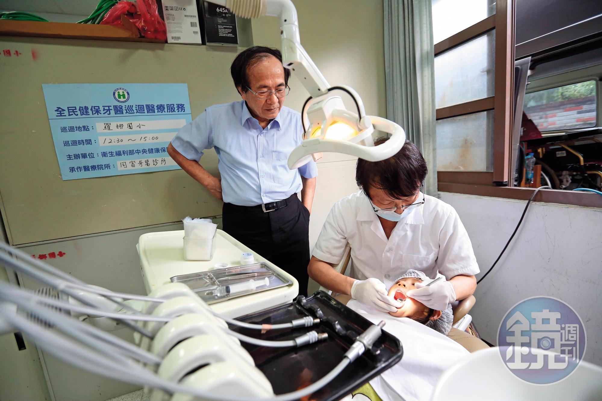 陳義聰(左)不只要在大都市賺錢,他也邀請昔日同窗、南投縣同富牙醫負責人王佑崑(右)加入德威,共享集團資源。