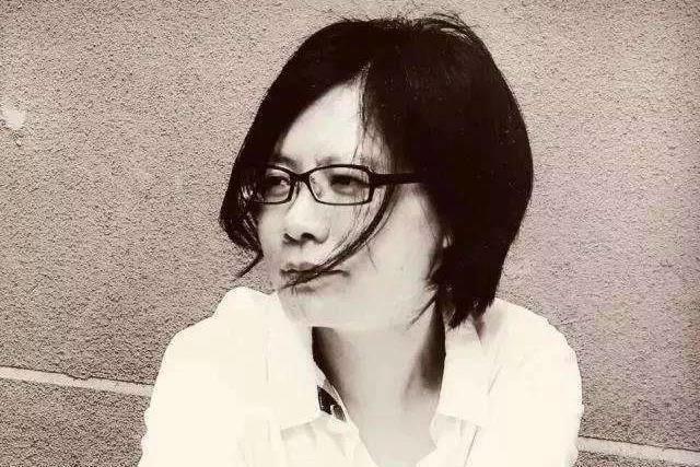 散文家毛尖新書《一寸灰》寫影評、寫人生，語露機鋒，被譽為「當代電影與文學的目擊者」。（冷冰川拍攝，新經典文化提供）