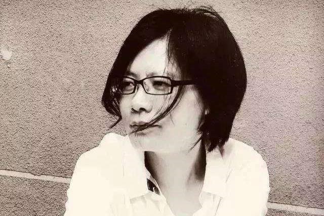 散文家毛尖新書《一寸灰》寫影評、寫人生，語露機鋒，被譽為「當代電影與文學的目擊者」。（冷冰川拍攝，新經典文化提供）