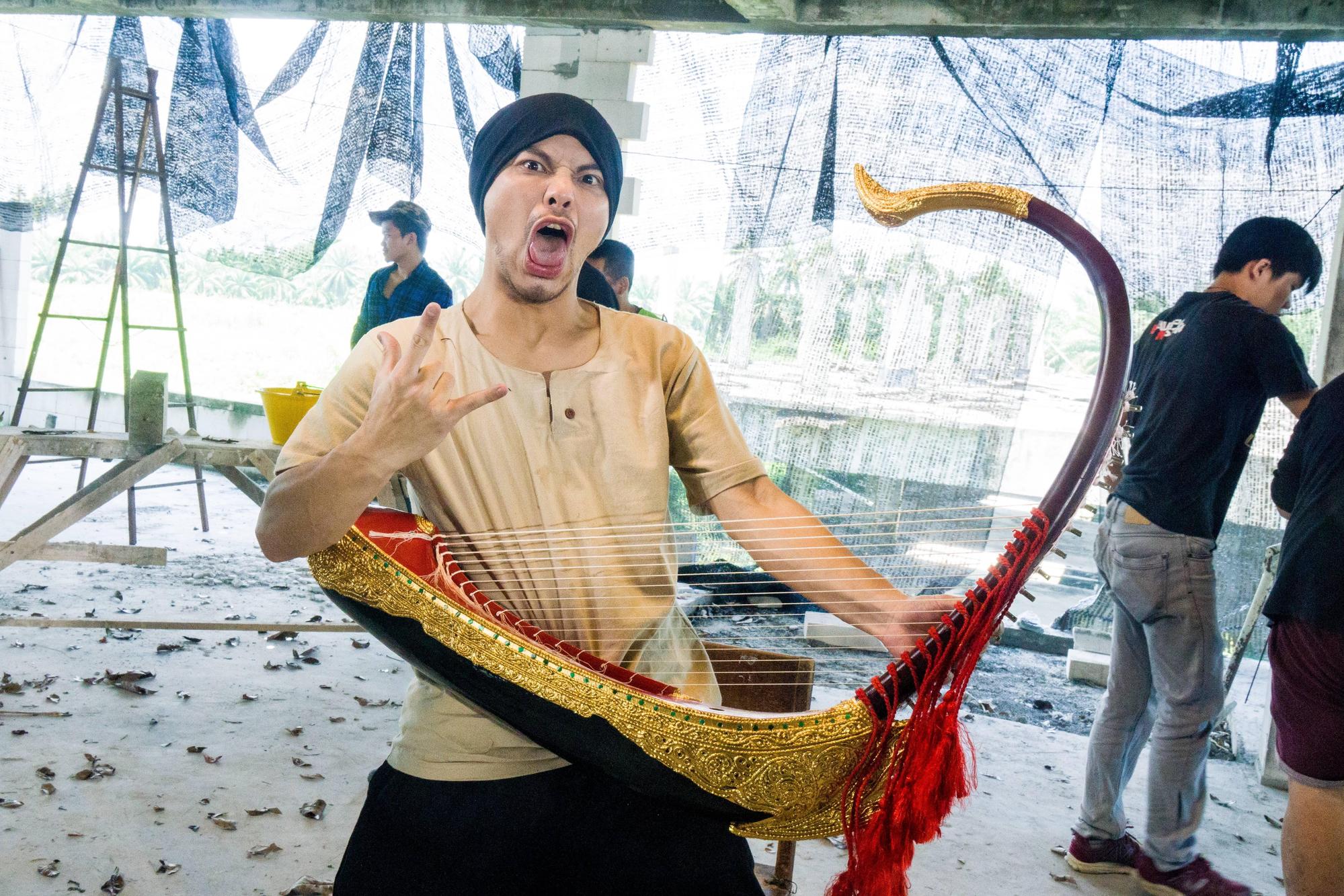 黃明志用Saung(緬甸豎琴)編曲新歌〈Mingalaba 閔閣拉巴〉,這樂器有種淡淡的哀傷,表達出外勞的心聲。(RED PEOPLE提供)