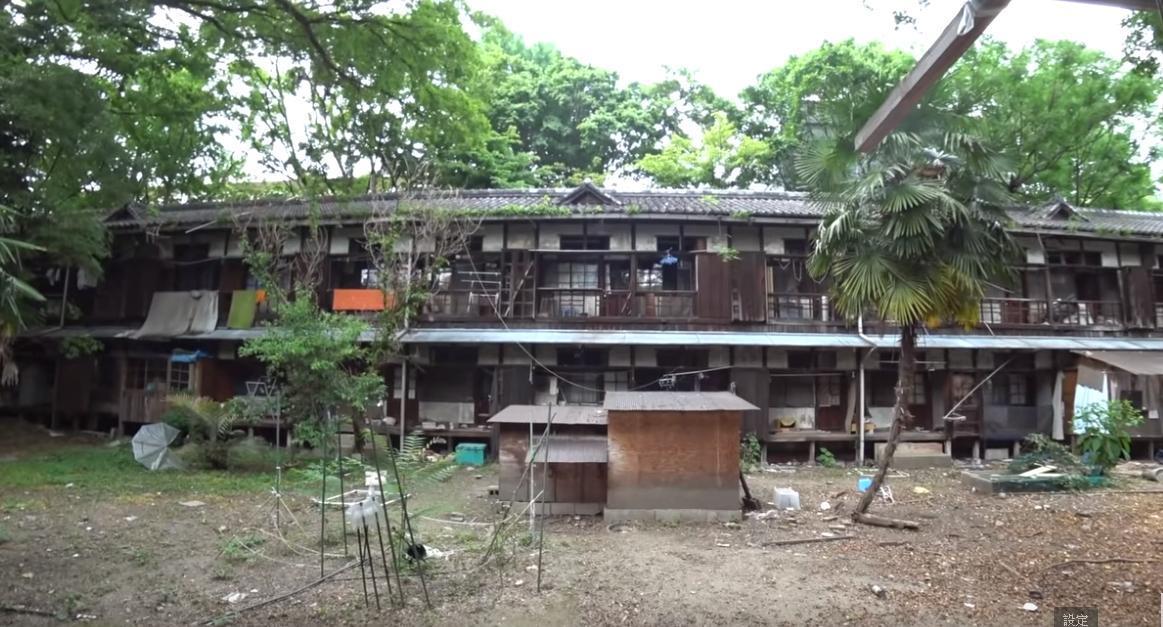 京都大學校方認為吉田寮太過老舊,要求住宿生全數搬出,但學生聯合發起不搬離運動,拒絕搬遷。(取自Youtube)
