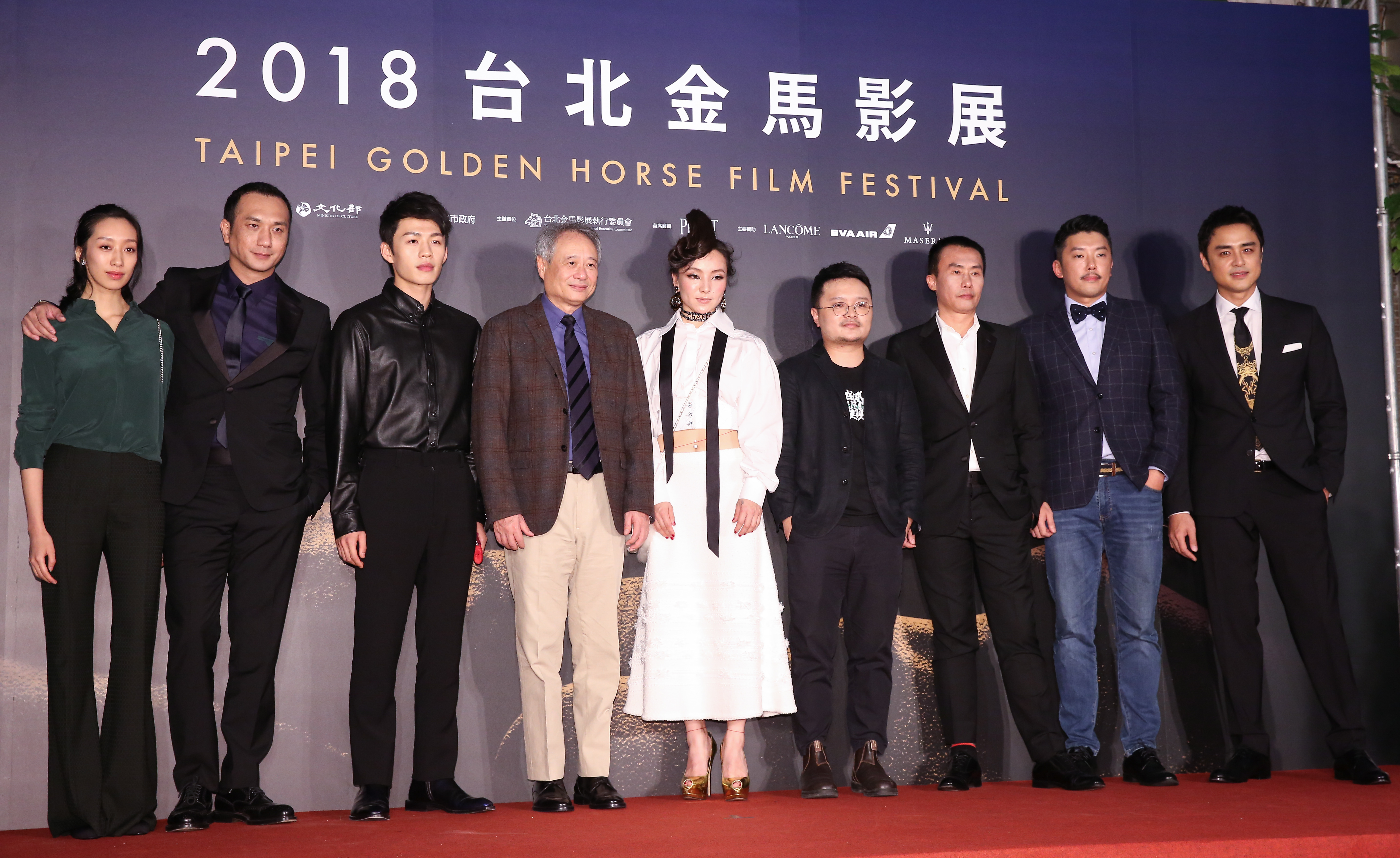 李安（左4）與《地球最後的夜晚》劇組合影，明道（右1）雖然只有一場戲，但依然到場支持。