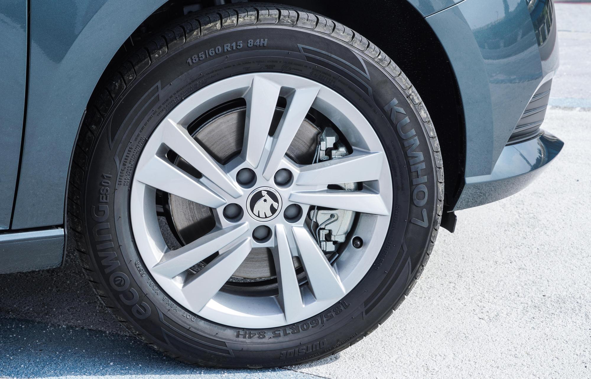 Fabia配備15吋多幅式鋁圈，配胎為185/60 R15。