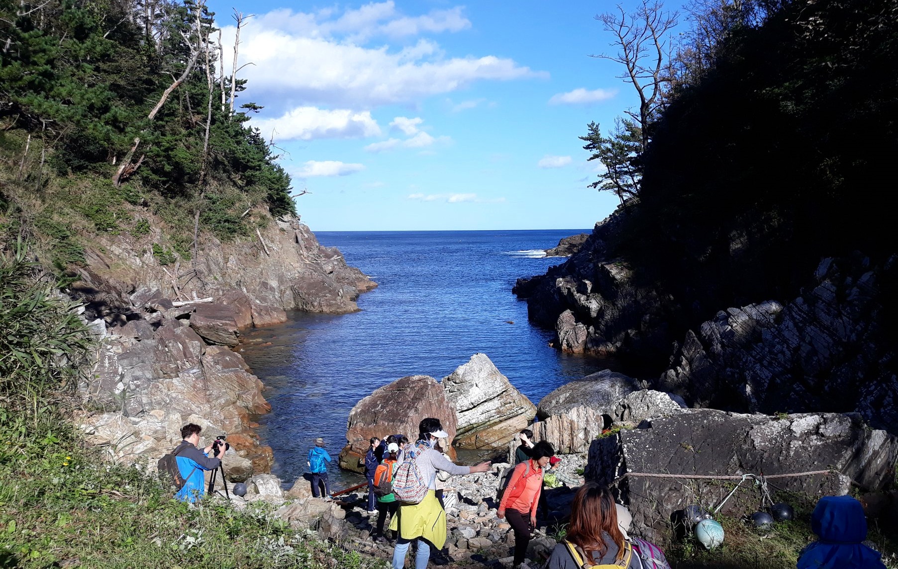 千里步道協會與日本宮崎縣仙台的友人走訪淡蘭古道三貂嶺段的金字碑古道。（千里步道臉書）