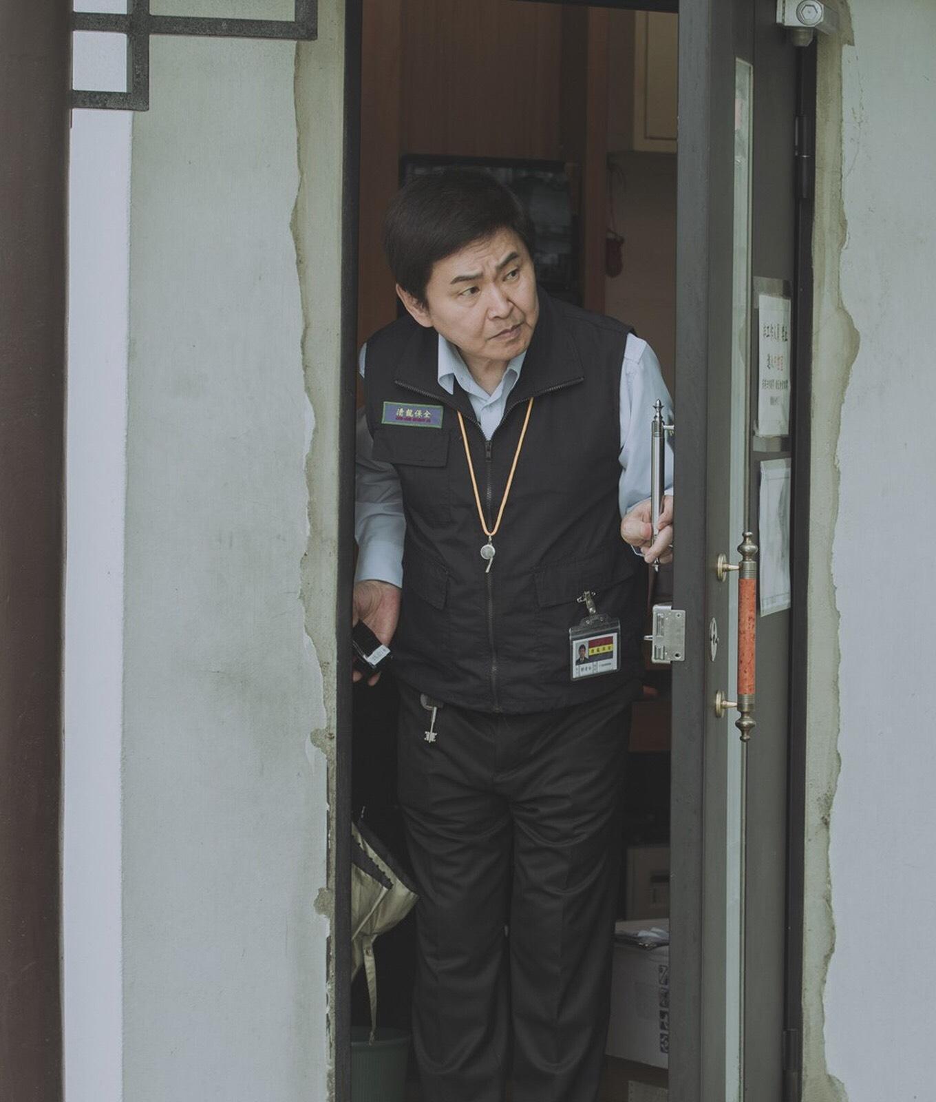 賀一航在王小棣作品《20之後》演出保全,「冷面笑匠」演出風格帶來許多笑點。(公視提供)
