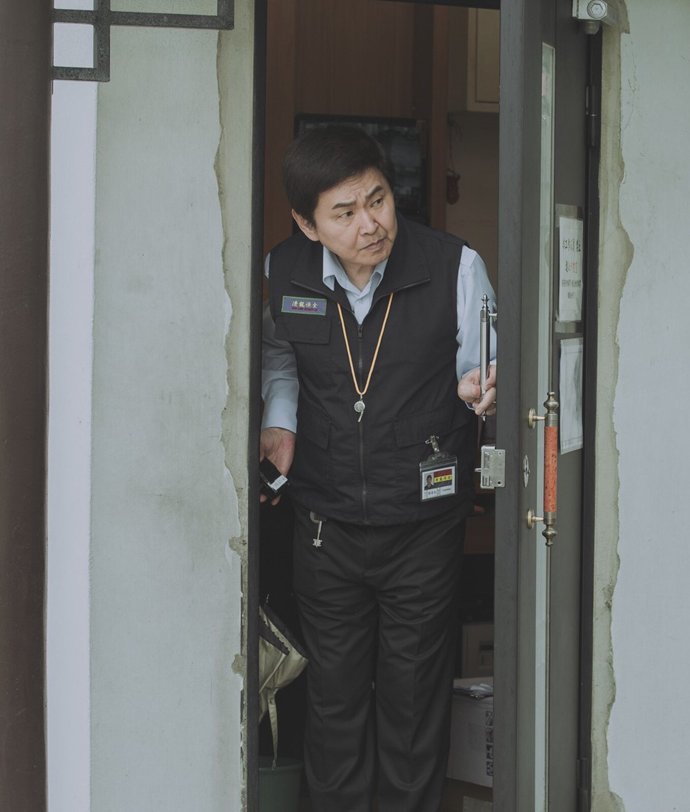 賀一航在王小棣作品《20之後》演出保全，「冷面笑匠」演出風格帶來許多笑點。（公視提供）
