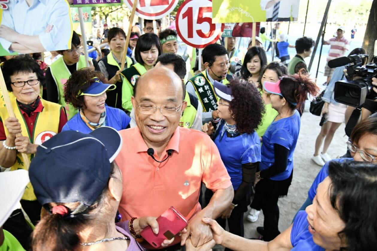民進黨新北市長候選人蘇貞昌今（15日）早到三重綜合體育場向晨運民眾拜票。（蘇貞昌競選辦公室提供）