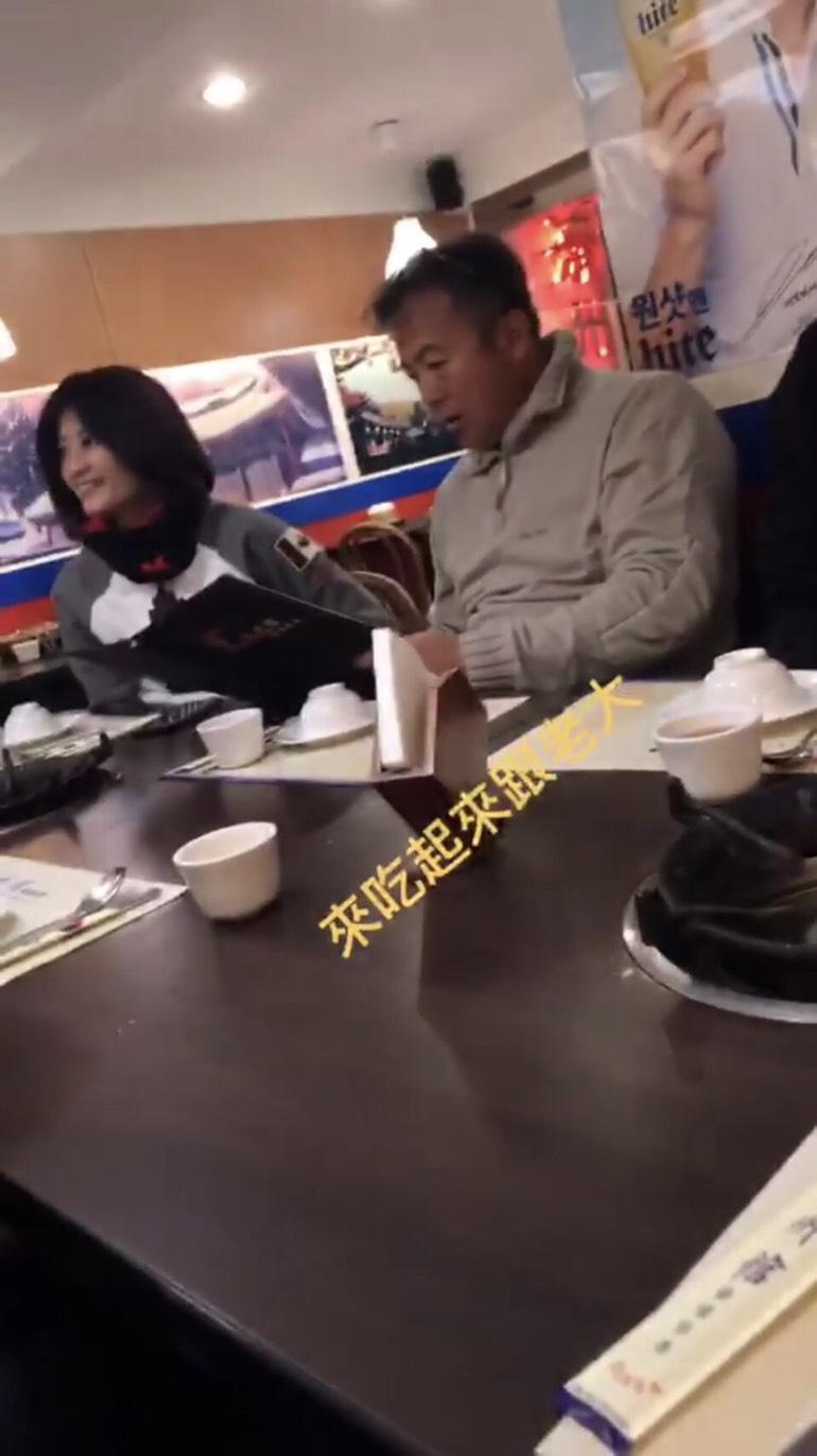 王傳家與杜女在餐廳比鄰而坐，被球隊學生貼上社群媒體IG。（讀者提供）