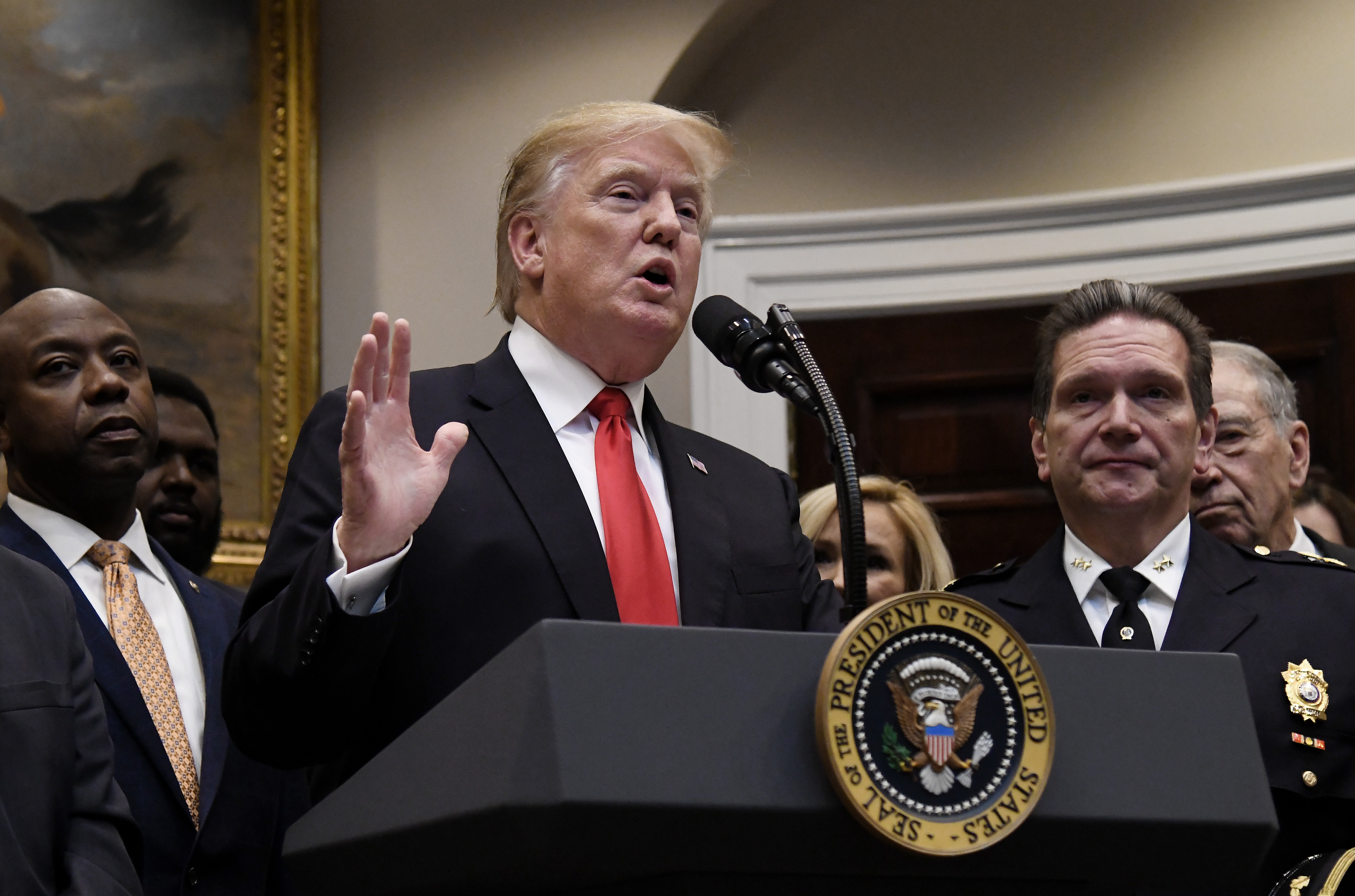 美國有線電視新聞網CNN記者阿科斯塔（Jim Acosta）日前在白宮記者會上與總統川普發生衝突，CNN為此控告包含川普在內的6名官員。（東方IC）