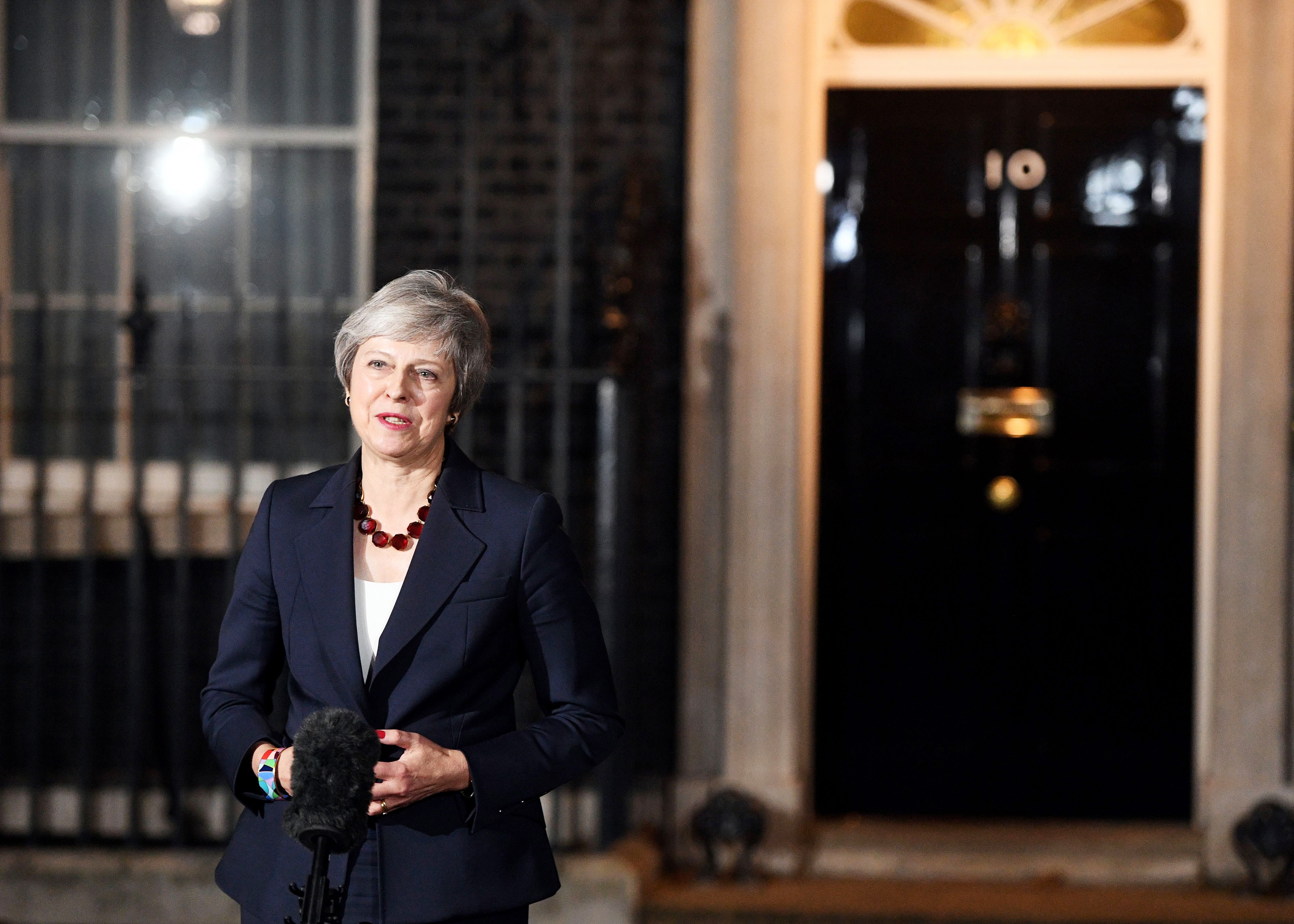 歷經5小時馬拉松式會議的內閣對談，梅伊步出唐寧街10號，透過媒體向英國及外界宣布「脫歐協議草案已初步取得全體內閣支持」。（東方IC）