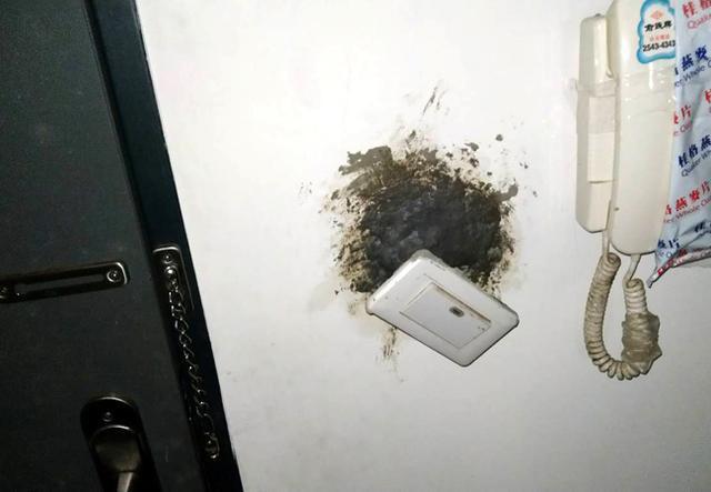 房客擔心有人會放毒氣害他，竟將屋內所有孔洞堵住。（翻攝自爆料公社）