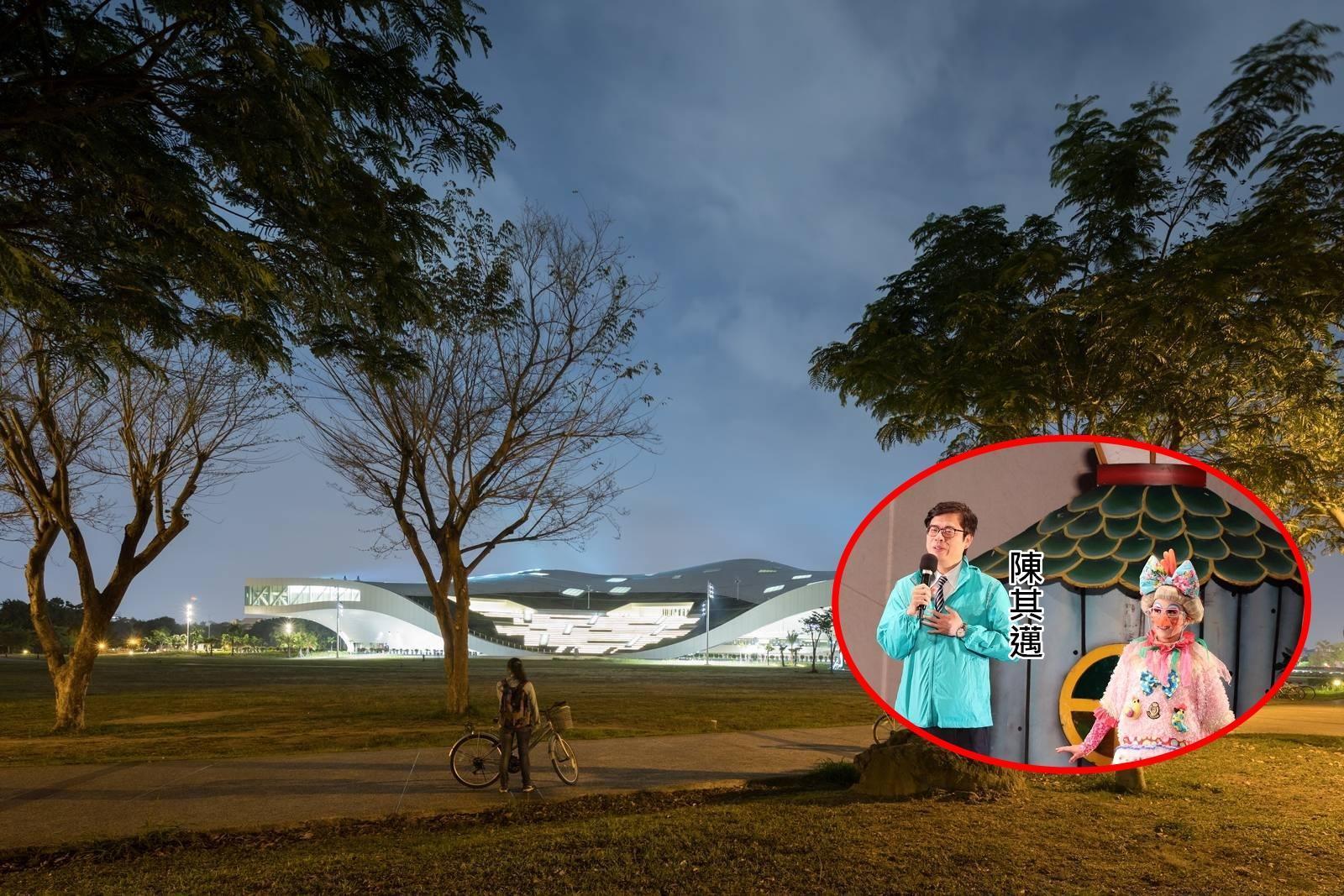 如今衛武營戶外是一片綠地,去年紙風車劇團前往榕園旁演出,陳其邁特別受邀上台致詞。(翻攝自衛武營官網、小圖陳其邁辦公室提供)