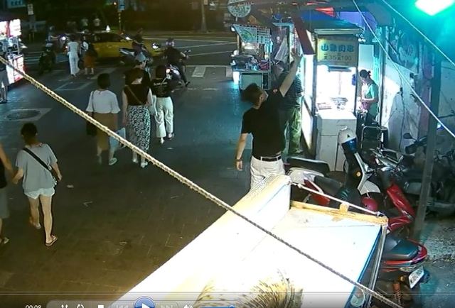 騎著電動車強拆士林夜市攤商「租」字的天道盟北山會長吳敘群。(警方提供)