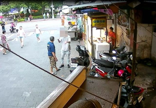 與攤商大小聲的畫面全被警方監視器所錄下。（警方提供）