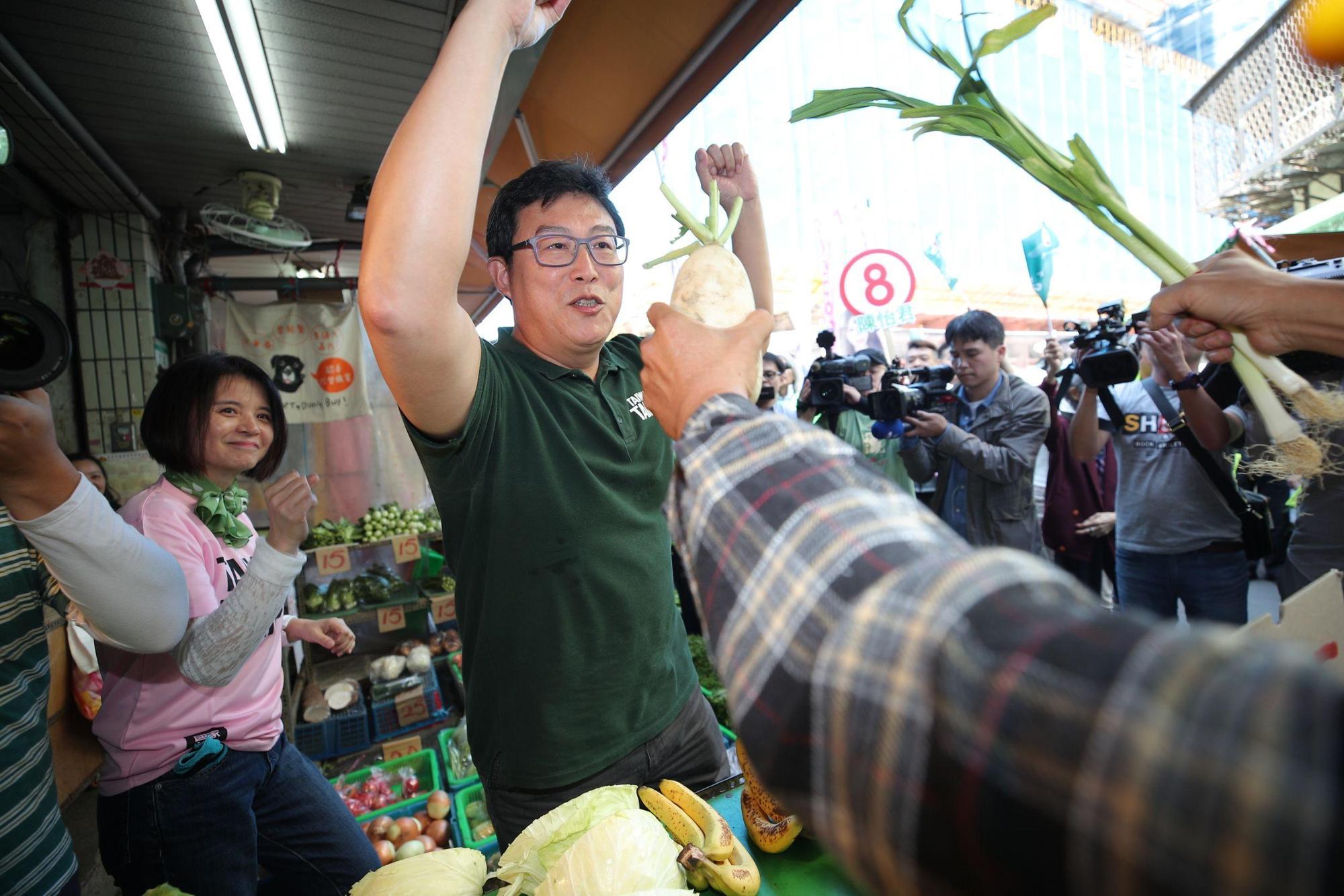 傳出姚文智陣營也想邀駐日代表謝長廷出席18日的牽手活動。(姚文智競選辦公室提供)