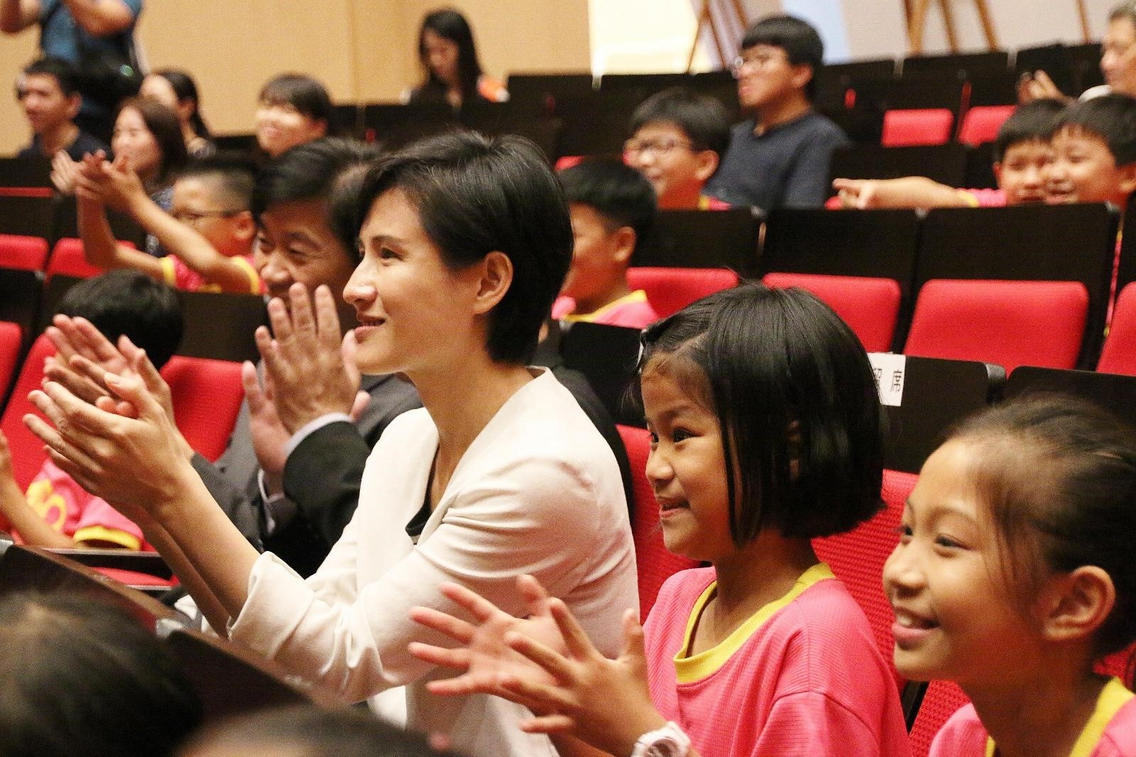 鄭麗君參訪台南新營文化中心，與新營國小學生一同欣賞台南大學戲劇創作與應用學系學生演繹的舞台劇。（文化部提供）