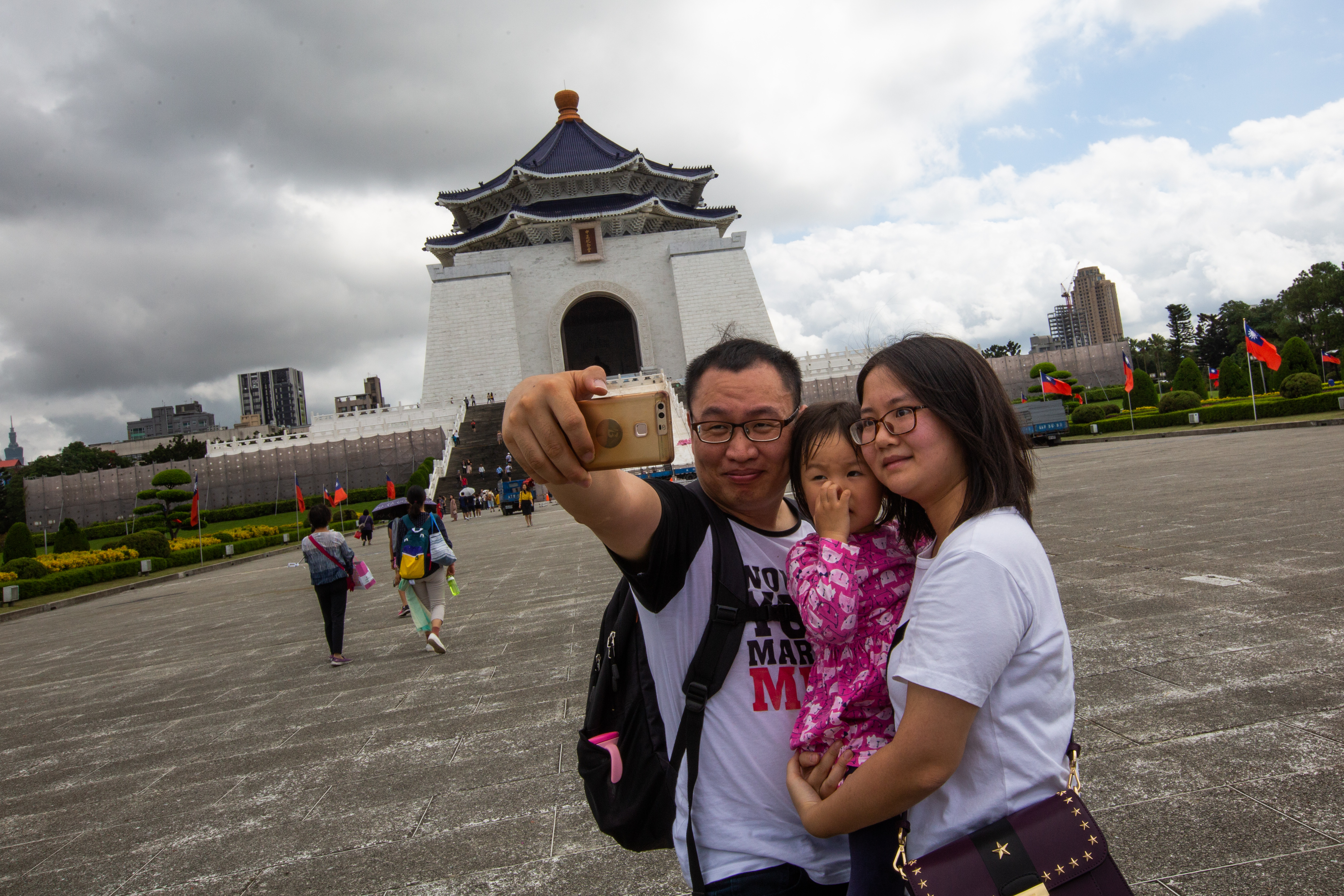 今日北部多雲到晴，受鋒面通過影響，下午轉為零星短暫陣雨。